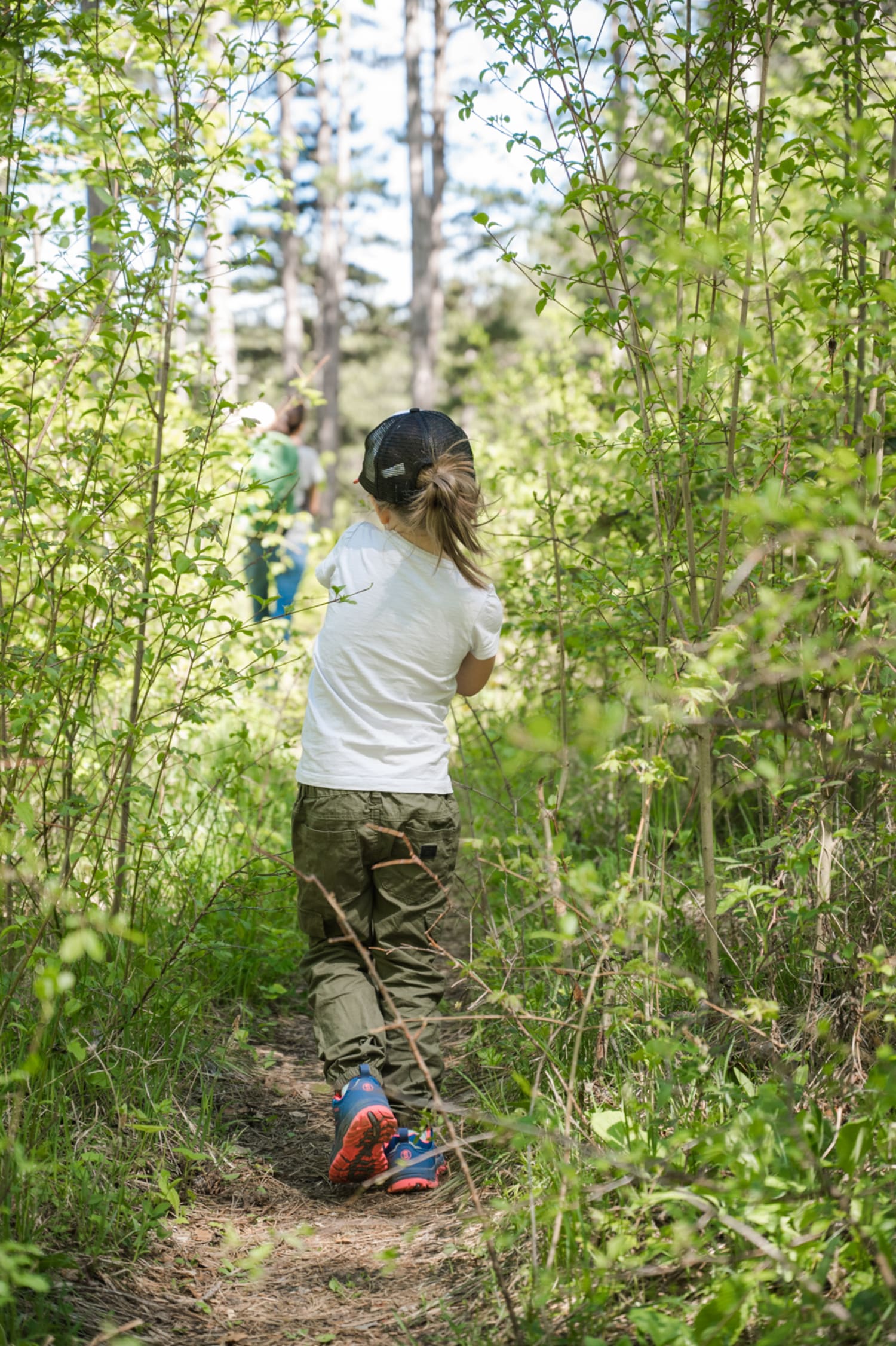 Kind wandert durch den Wald beim Marmorsteinbruch Engelsberg