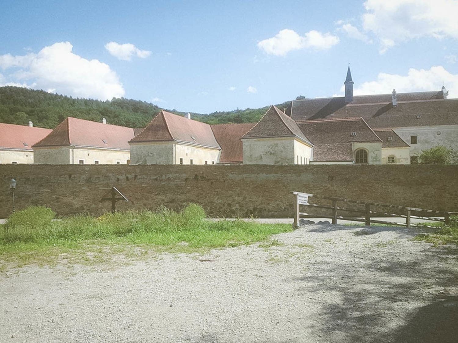 Blick auf die "Zellen" in der Kartause Mauerbach