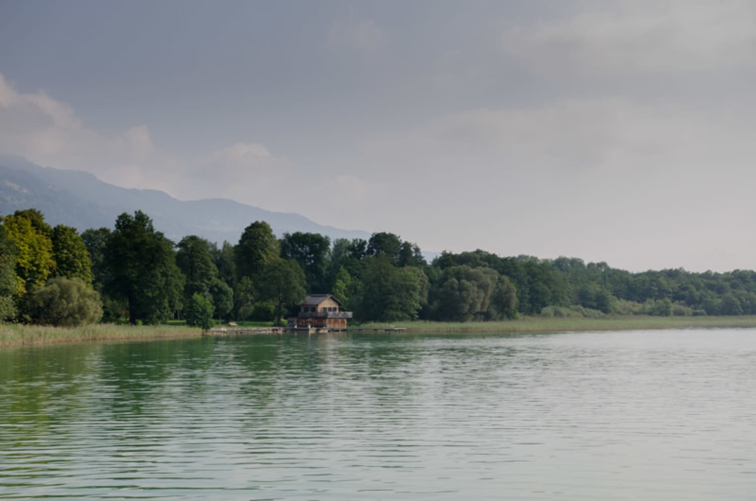 Blick vom Schiff am Ossiacher See zum Ufer