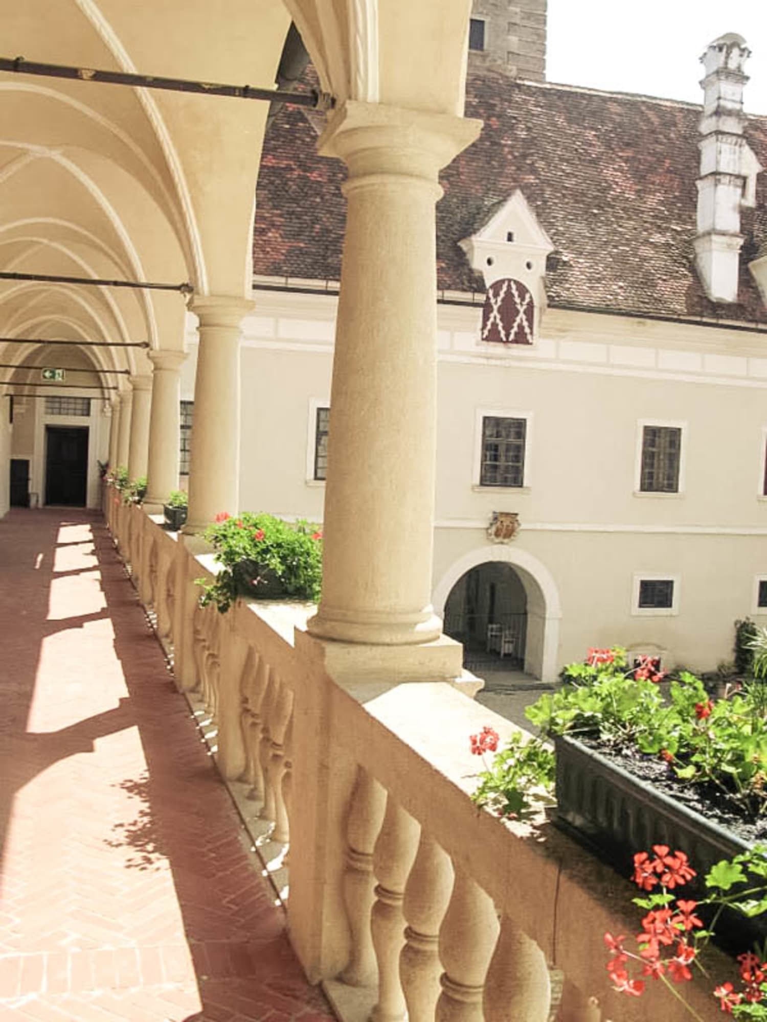 Schloss Greillenstein Detail Arkadengang in Schloss Greillenstein