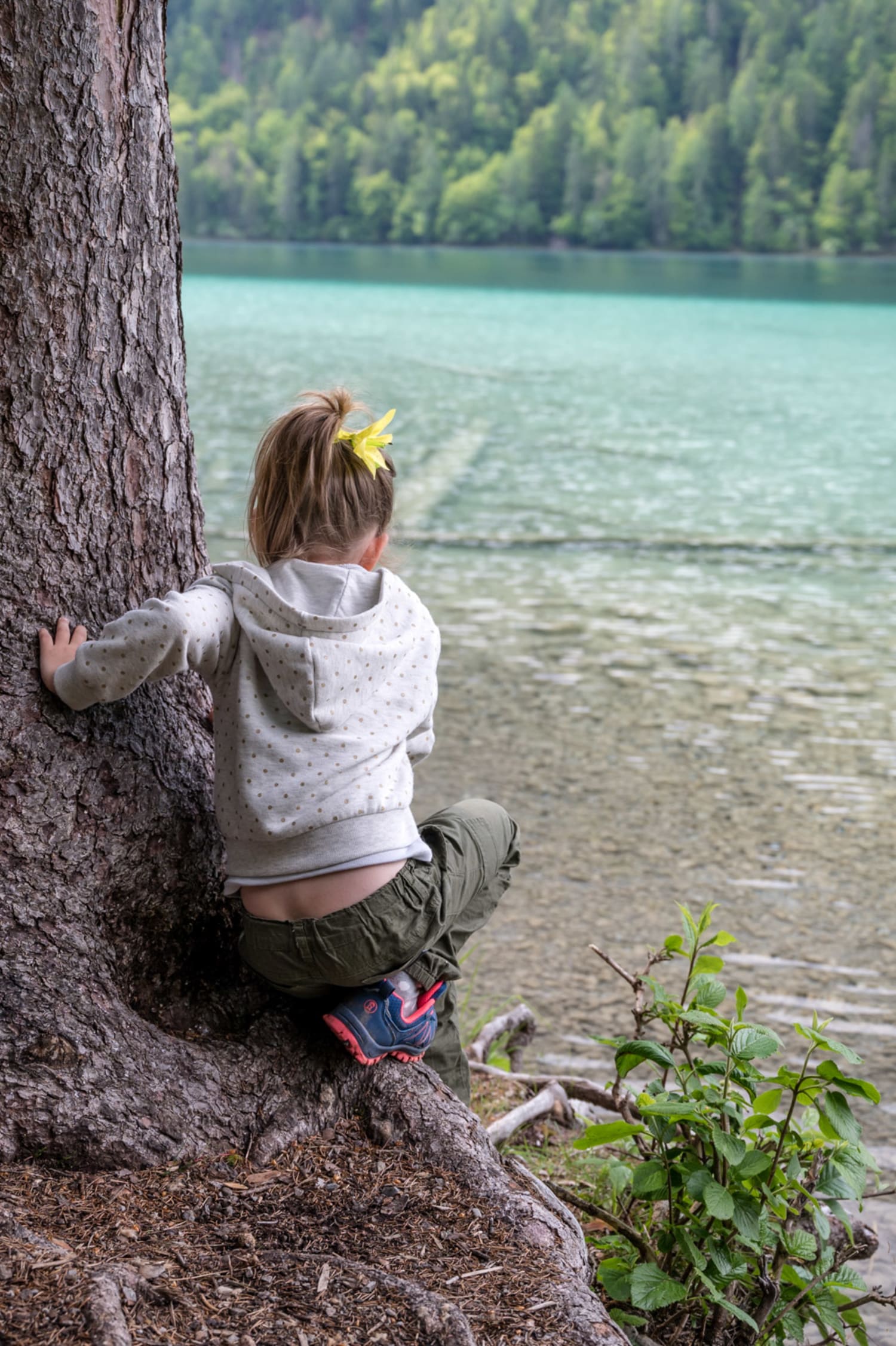 Kind am Ufer beim Wandern am Slow Trail am Weissensee