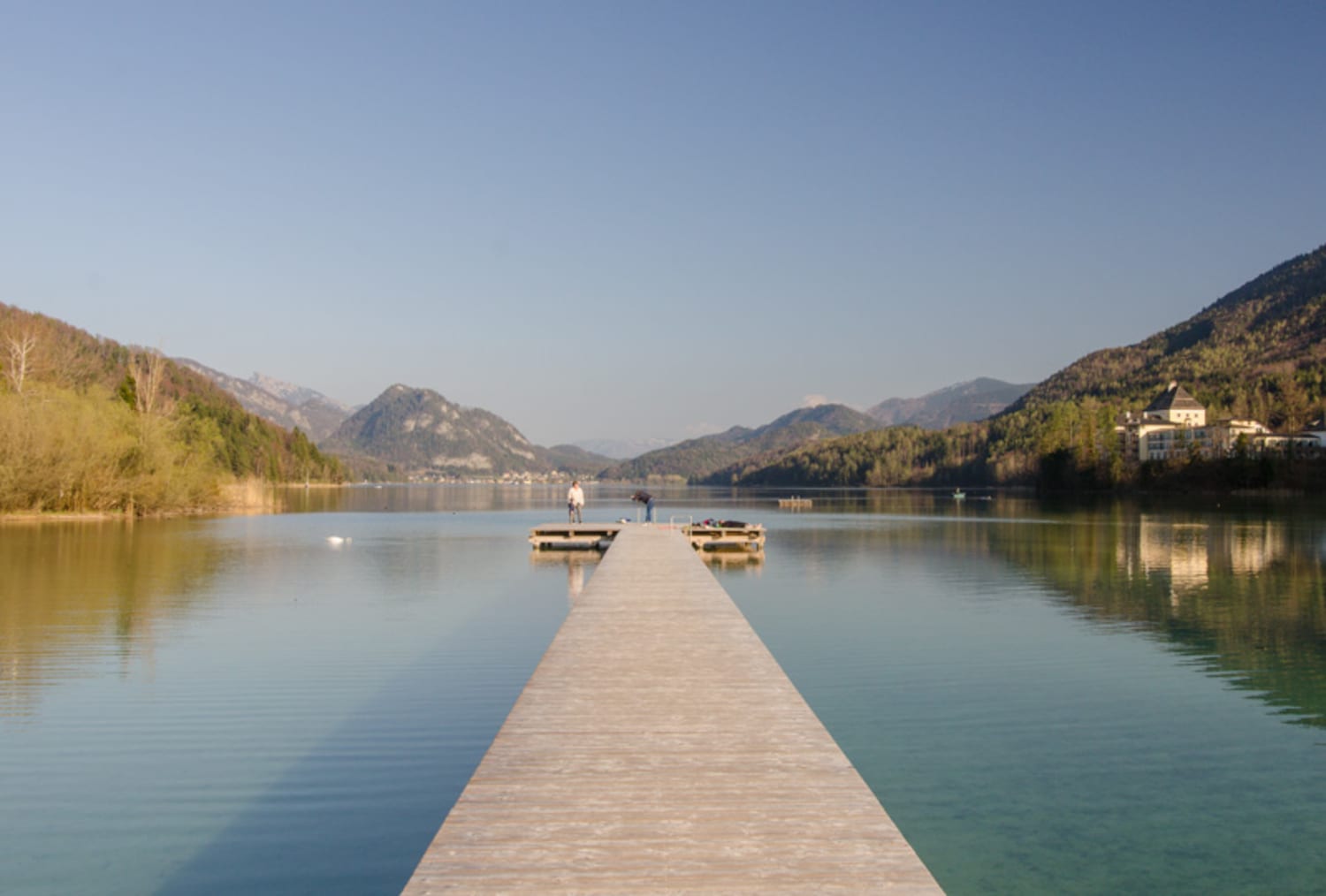 Steg am Naturbadestrand am Fuschlsee im Abendlicht