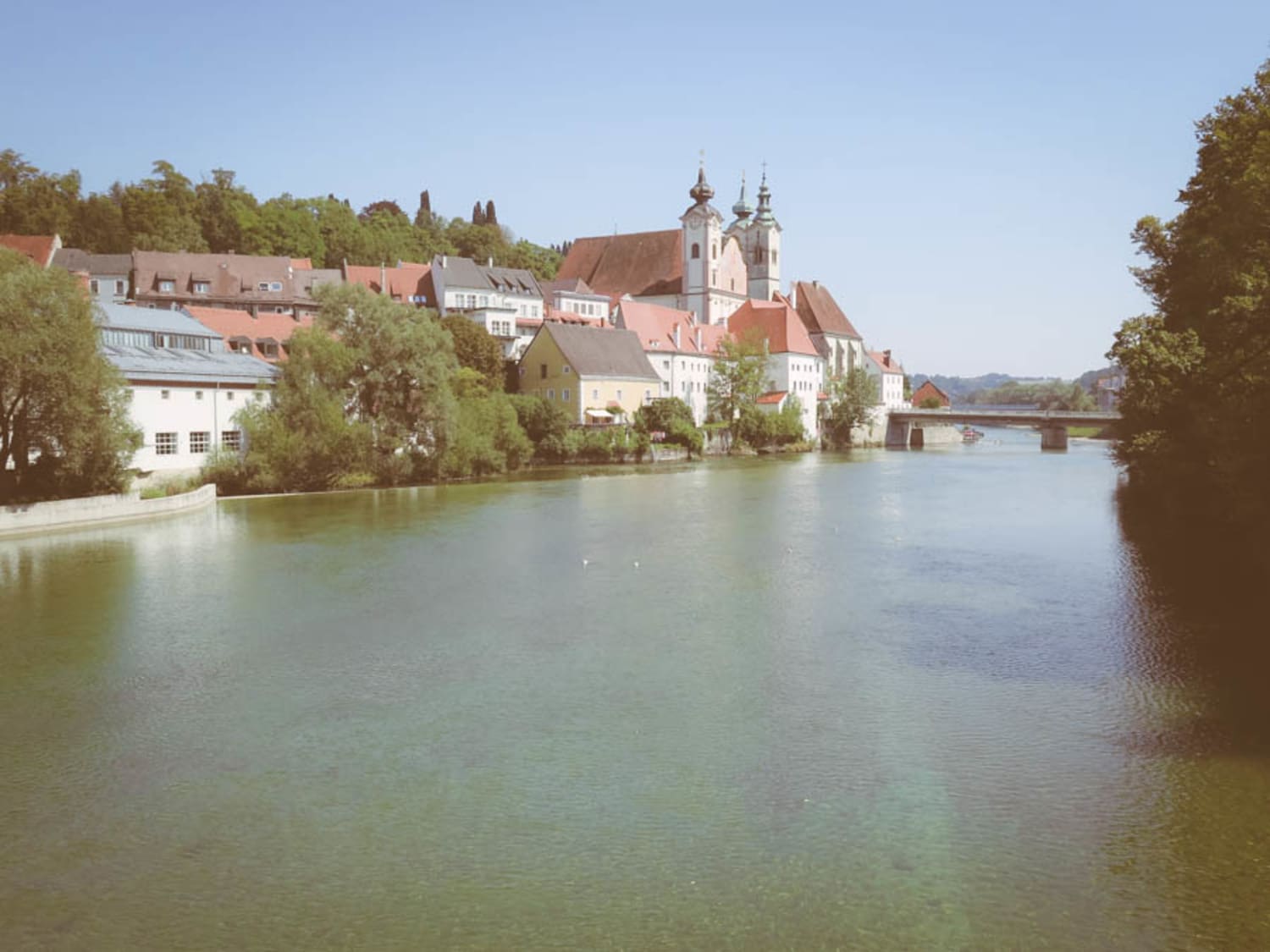 Steyr, am Fluss Minoritenkirche in Steyr