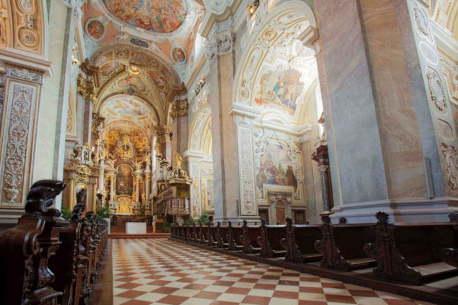 Einblick in die Stiftskirche von Klosterneuburg