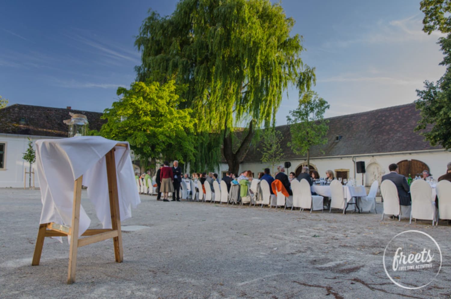 Tafel im Schlosshof Kirchstetten beim Tafeln im Weinviertel