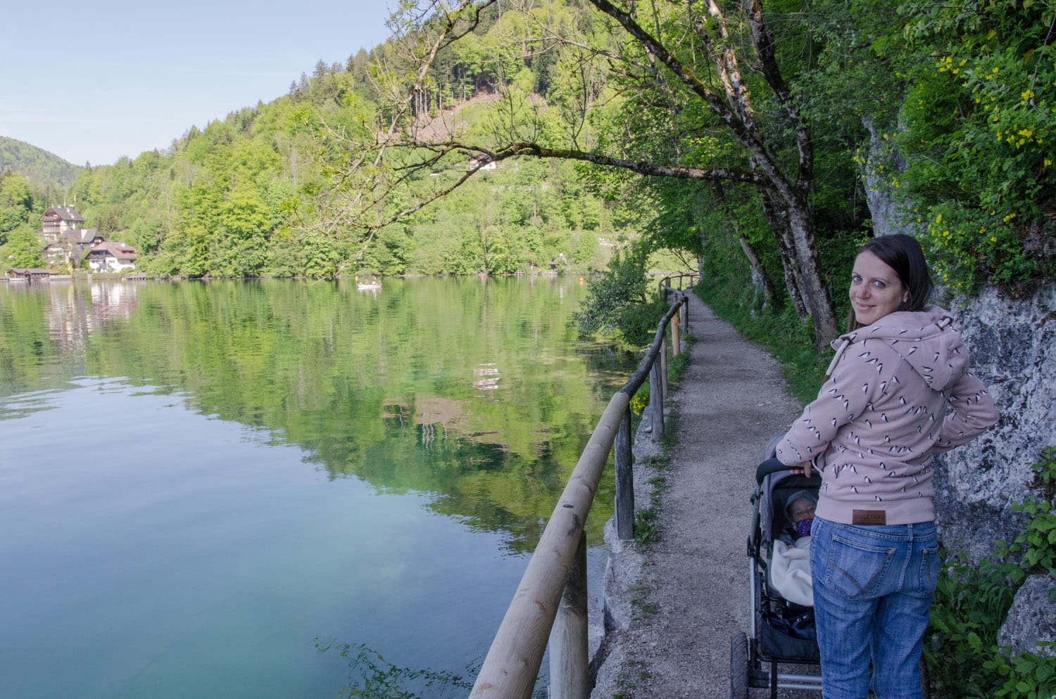 Unterwegs am Uferweg zwischen St. Gilgen und der Fürbergbucht mit Kinderwagen