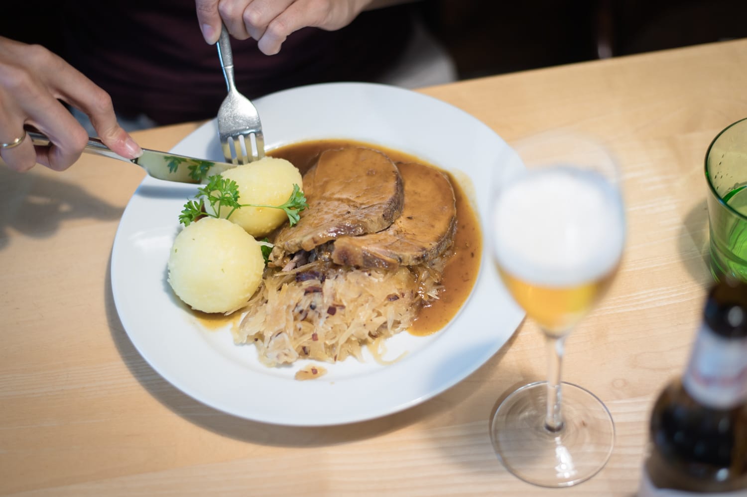 Schweinsbraten im Gasthaus zum Goldenen Löwen in Maria Taferl mit Bierglas