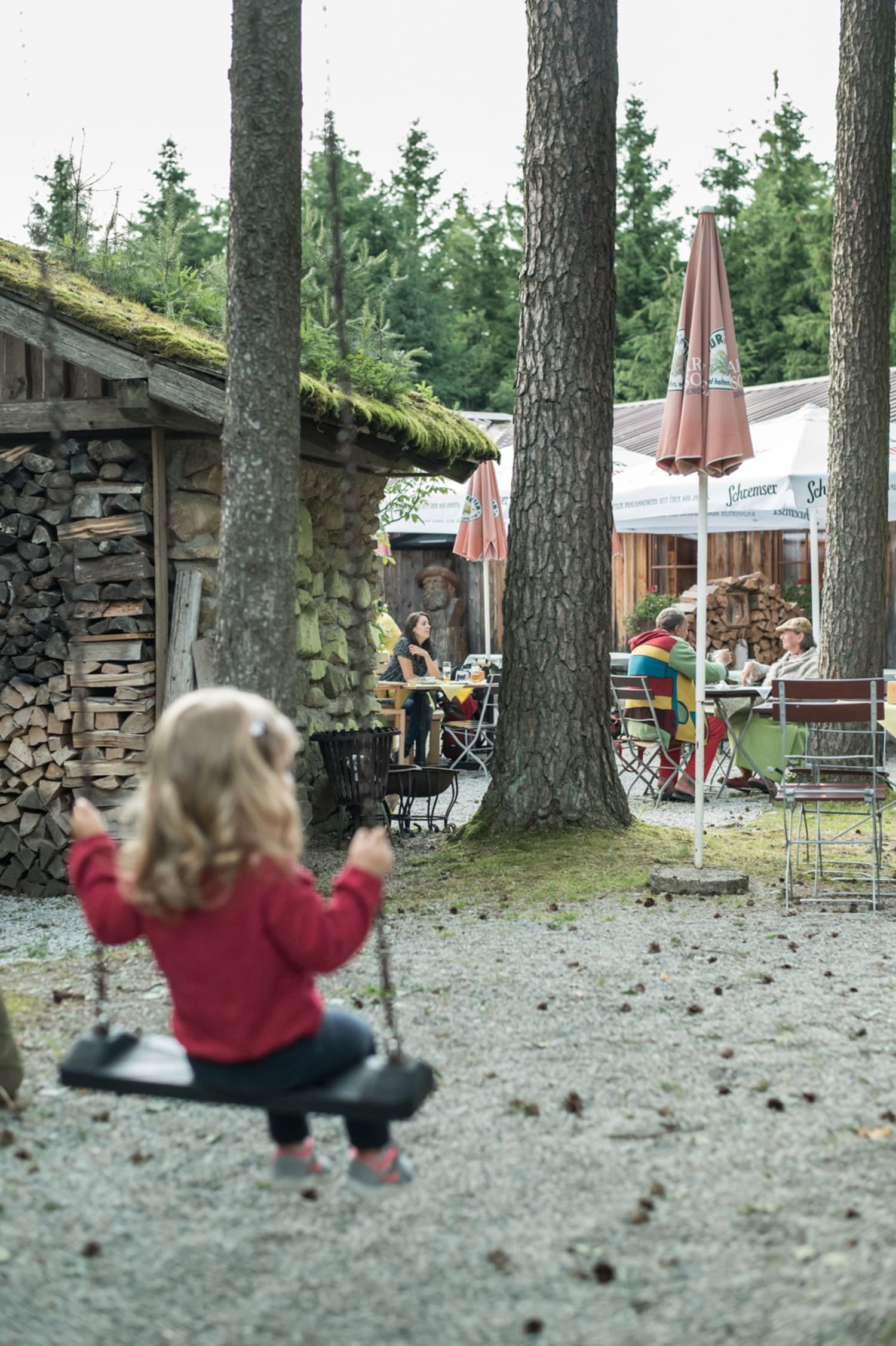 Kind schaukelt im Gastgarten der Waldschenke Schreiber, Schrems