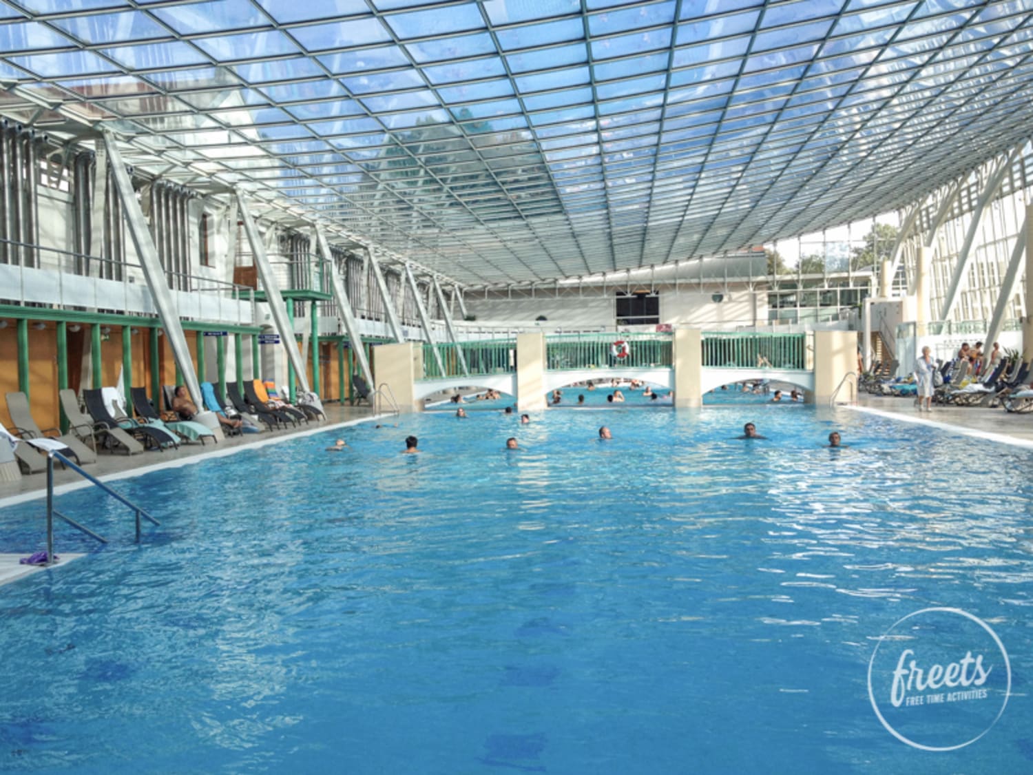 Blick übers Innenbecken in der Römertherme Baden mit Glasdach