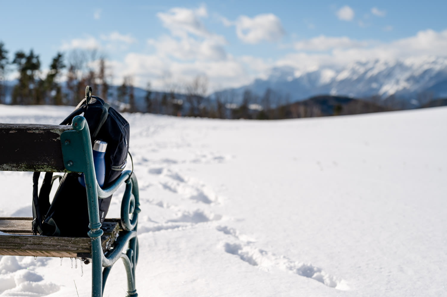 Pause im Schnee auf der Winterwanderung bei Prigglitz