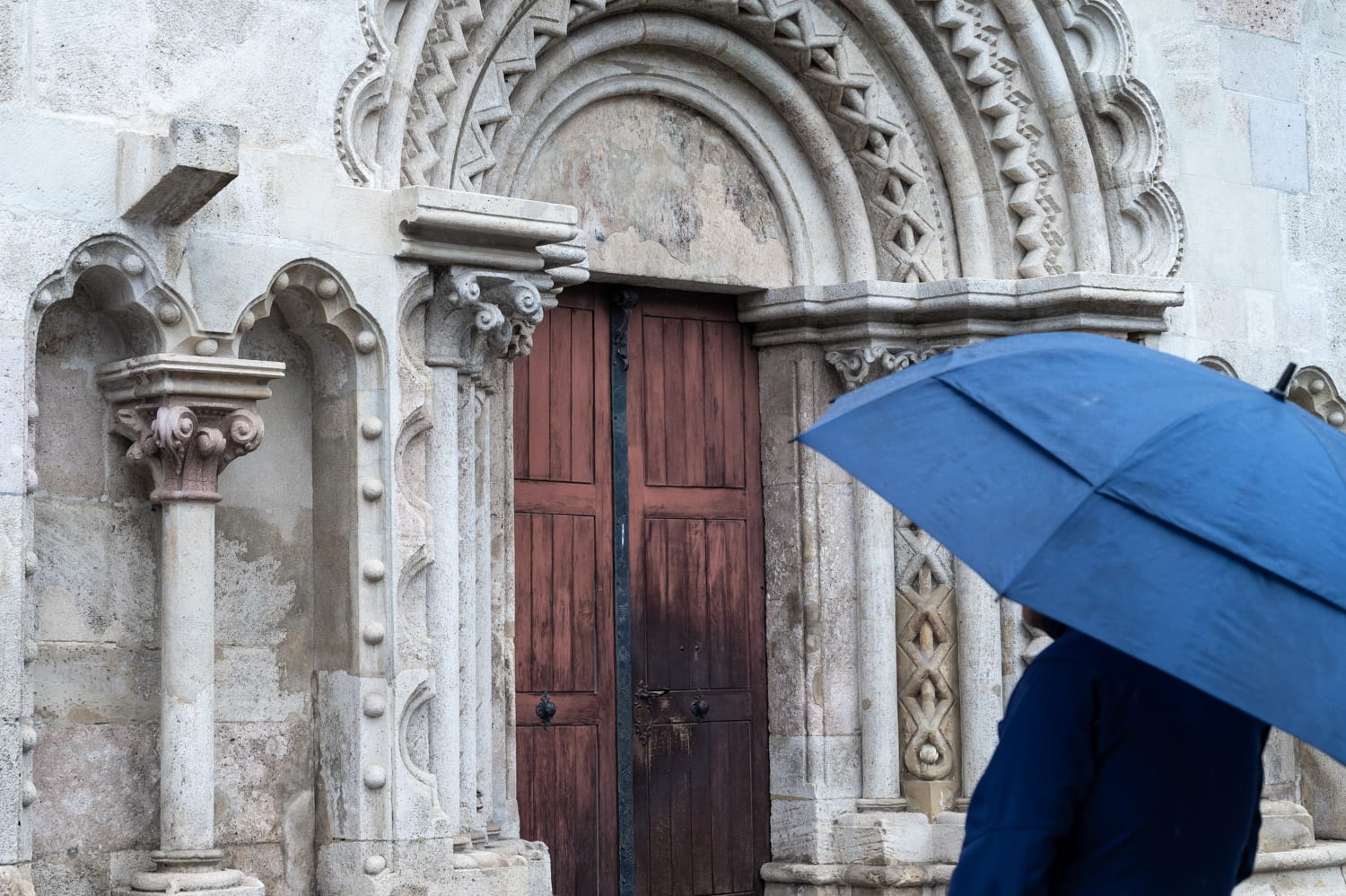 Im Regen vor dem Dom Wiener Neustadt