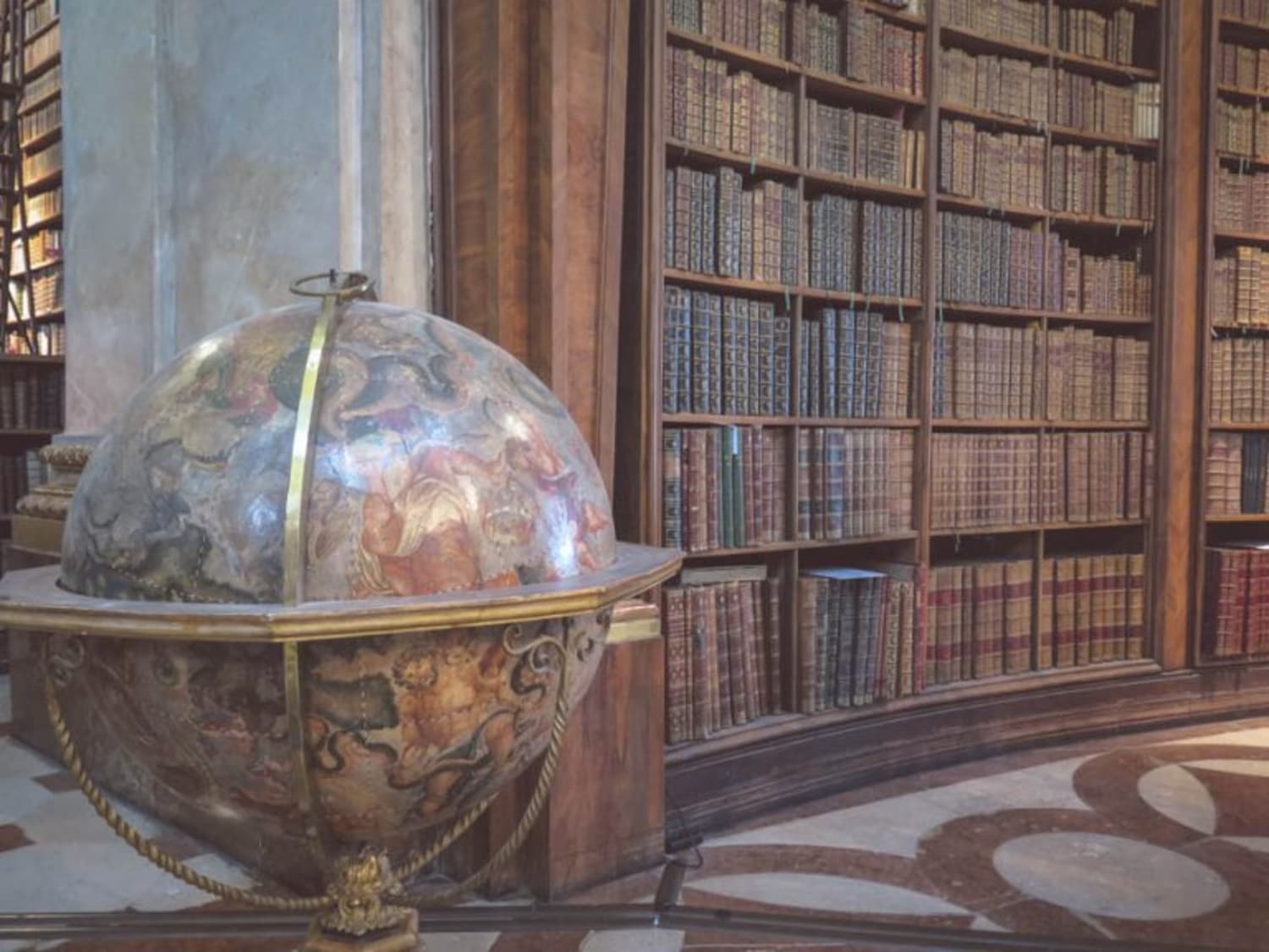 Globus im Prunksaal der Nationalbibliothek