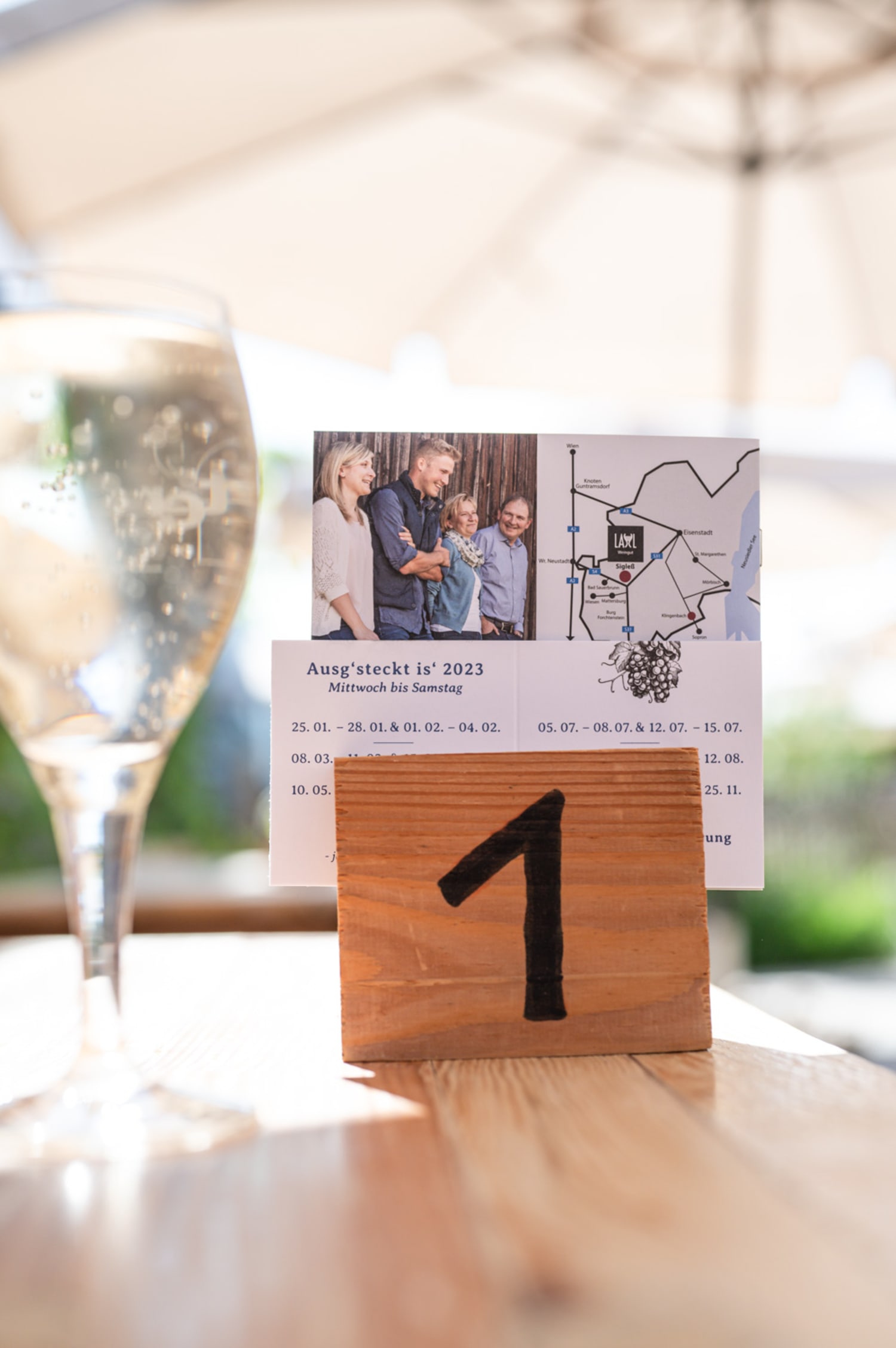 Sonnenschirm und Aussteckzeiten in der Weinwirtschaft Lassl, Sigleß