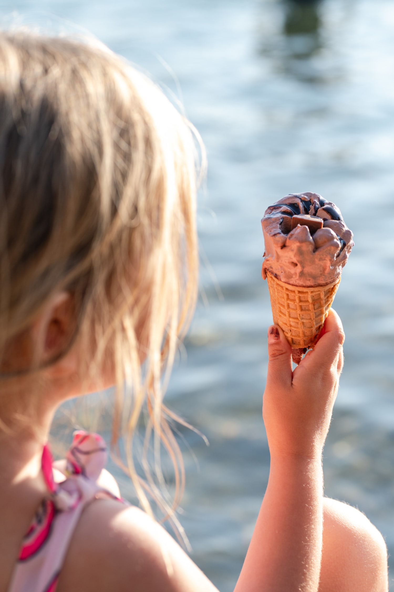 Eis essen am Neufelder See, Kind hält Eisstanitzel