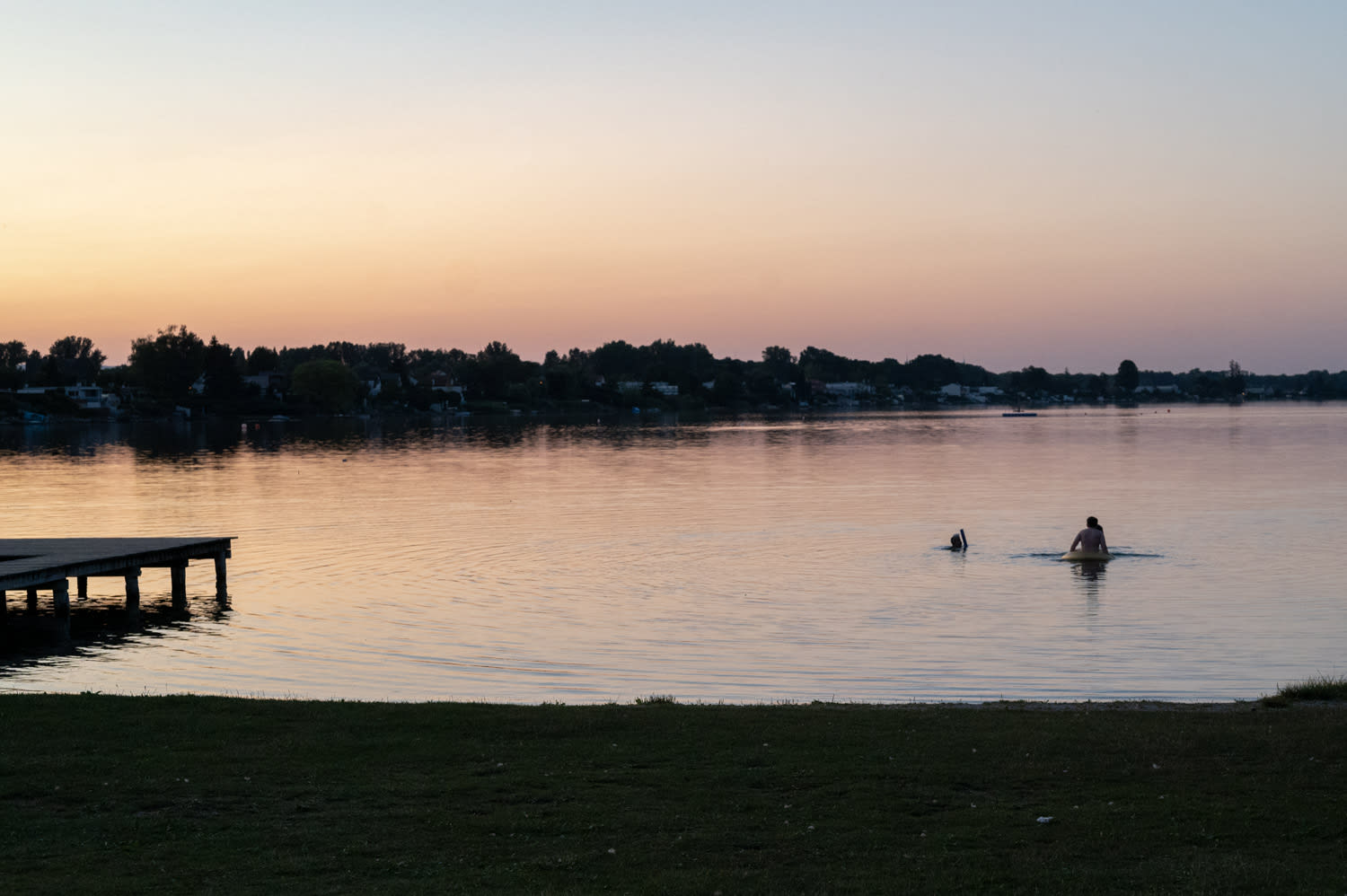 Badende bei Sonnenuntergang im Neufelder See, Mittelburgenland-Rosalia