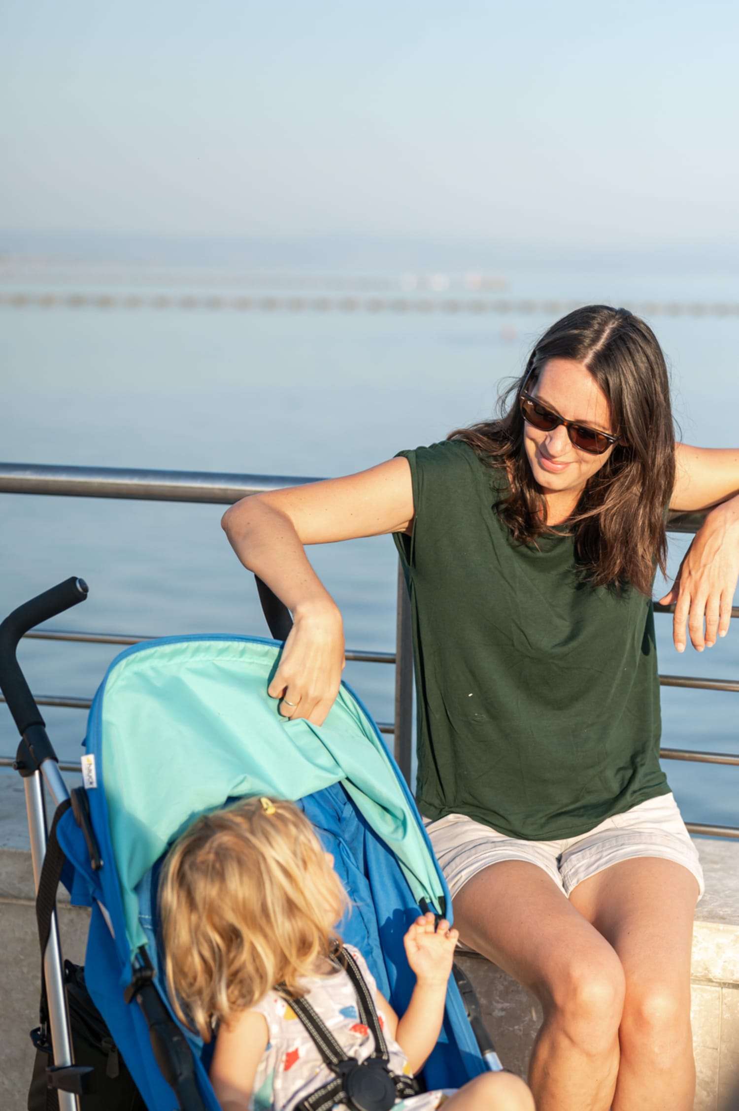 Grado mit Kind, auf der Strandpromenande