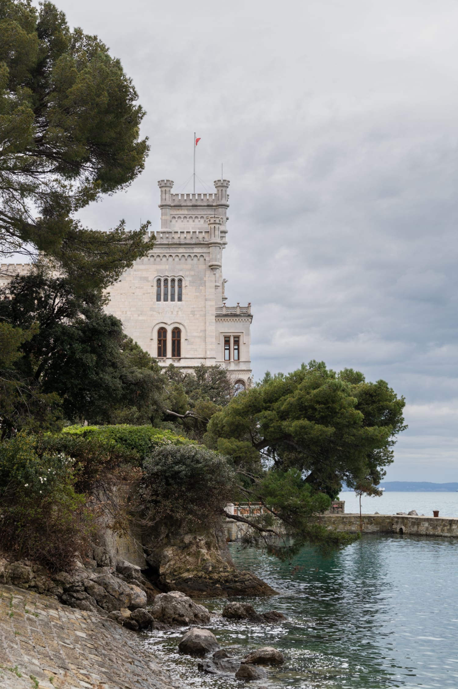 Blick aufs Schloss Miramare vom Schlosspark aus