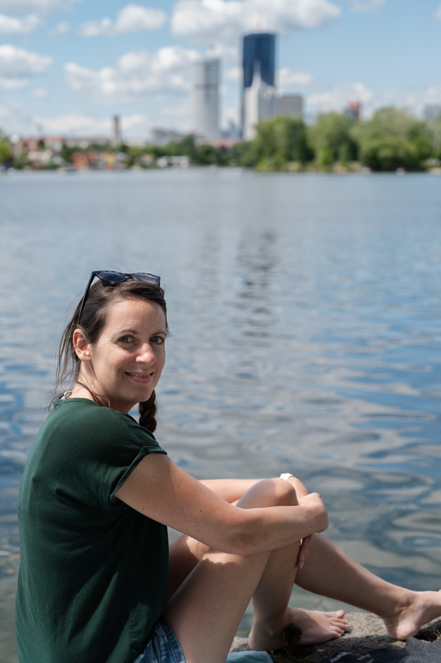 Frau an der Unteren Alten Donau, Ufer