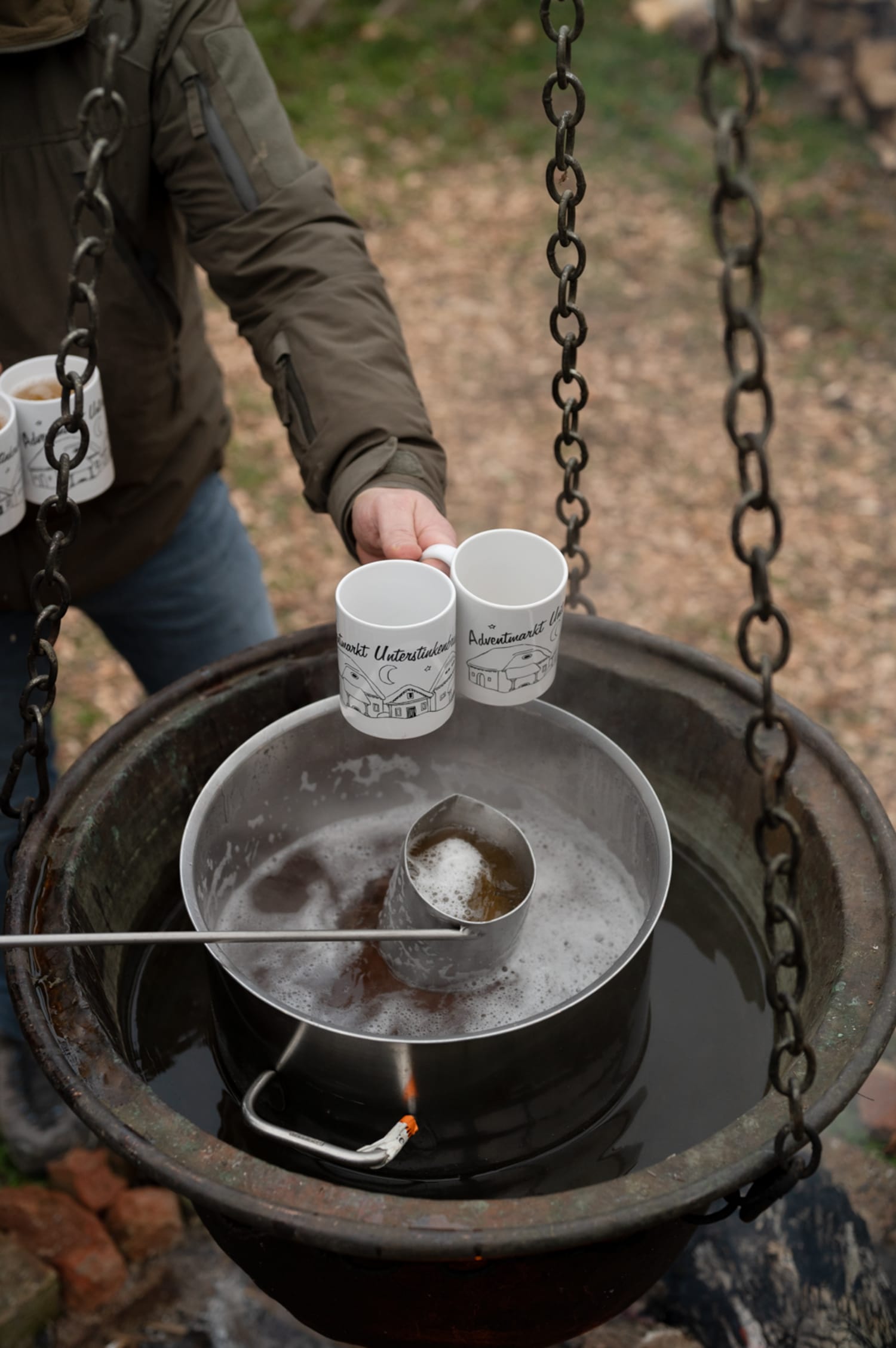 Glühwein am Adventmarkt in Unterstinkenbrunn