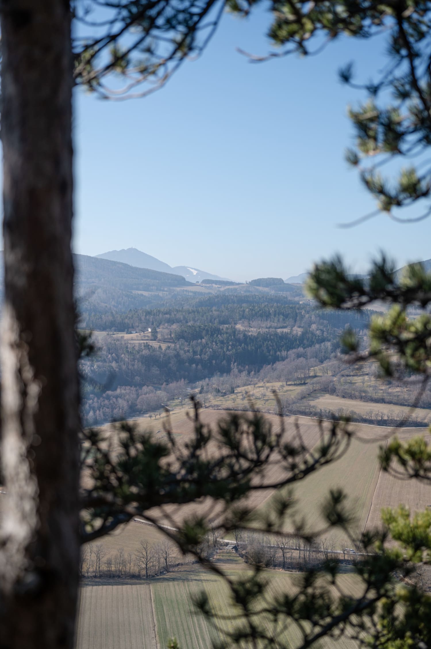 Aussicht auf Sonnwendstein, Pinken- und Hirschenkogel bei der Wanderung zum Naturdenkmal Warme Lucke