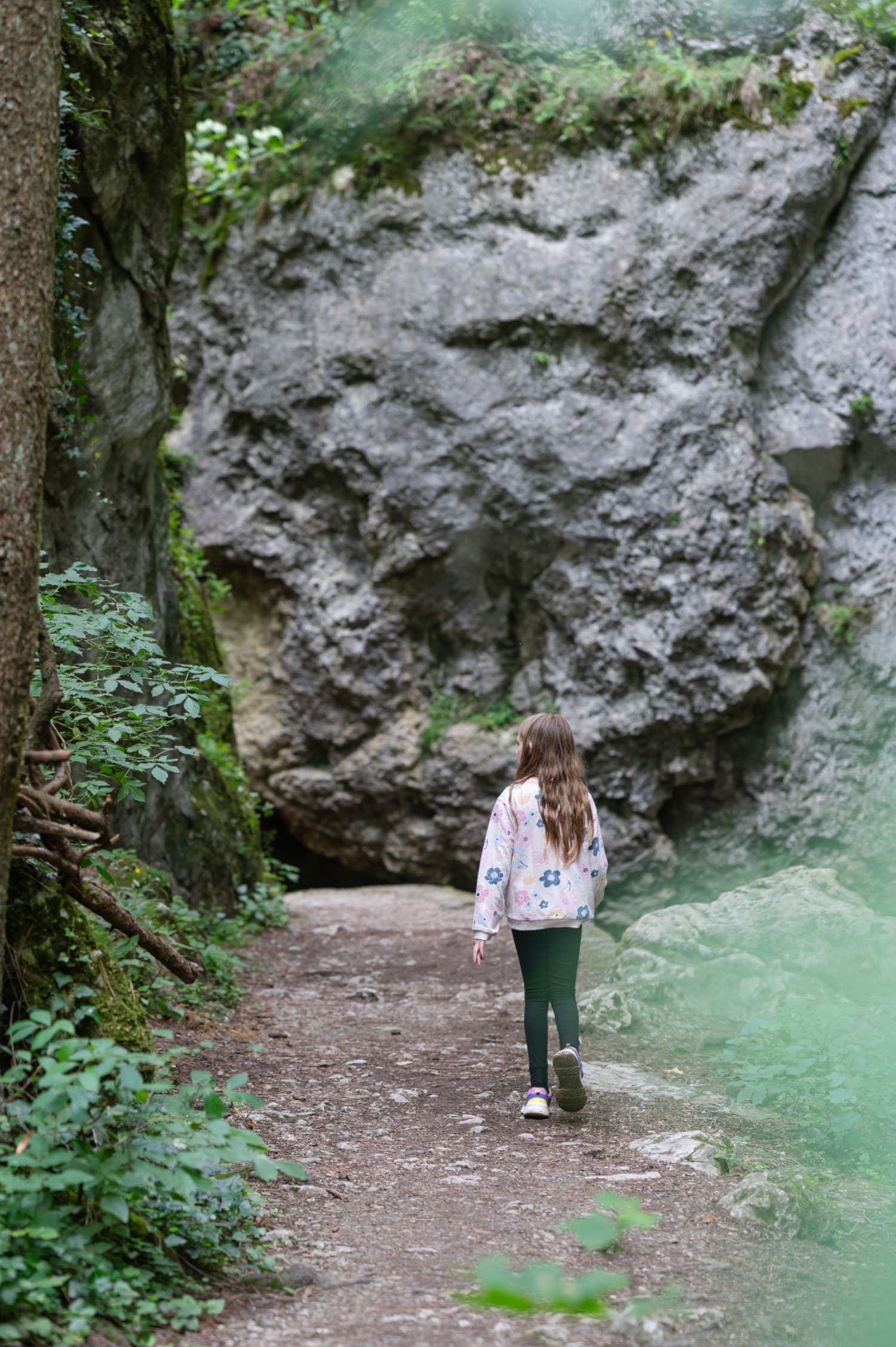 Mädchen vor Felswand in der Johannesbachklamm, Niederösterreich