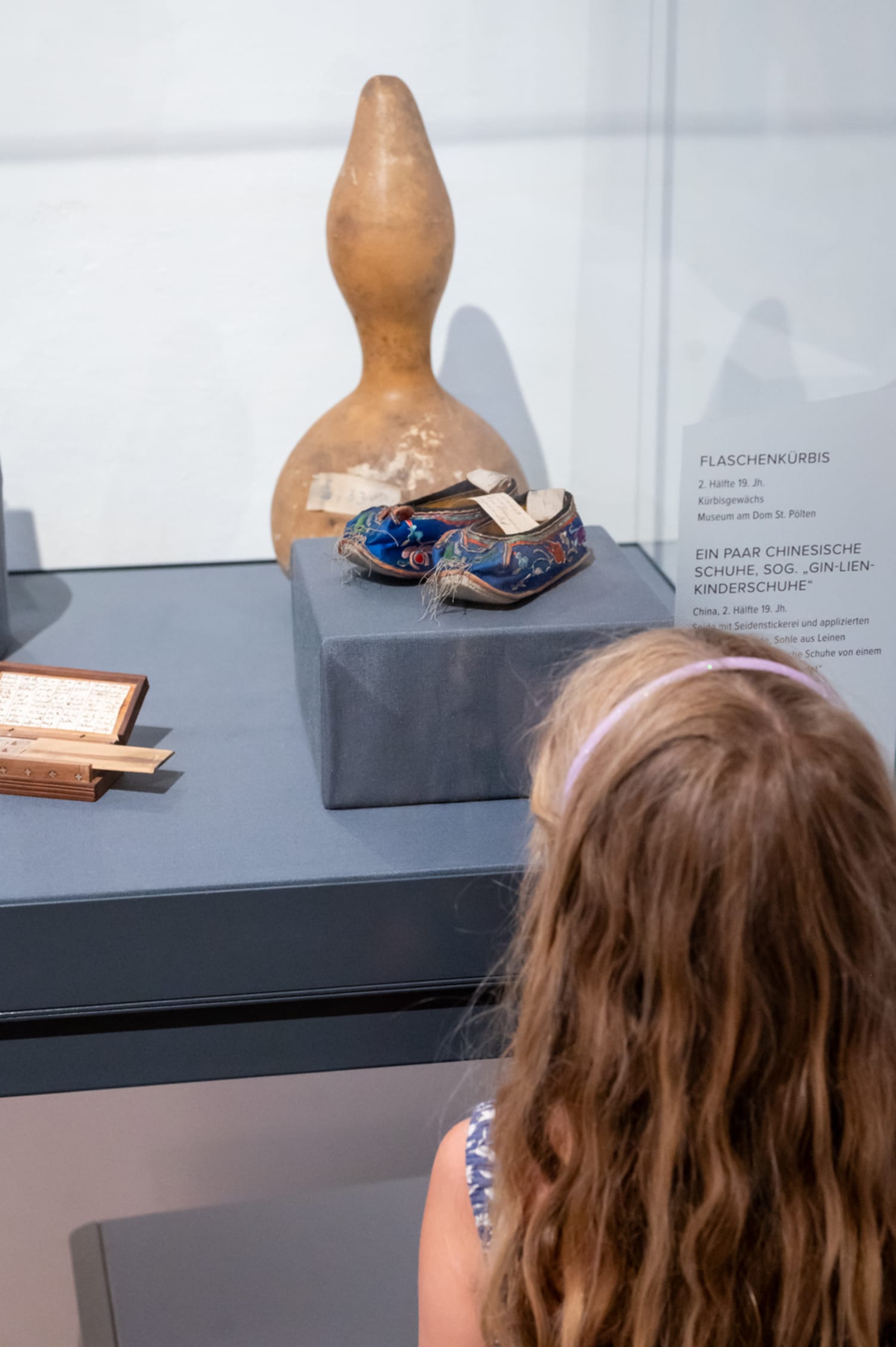 Kind vor Ausstellungsstück im Museum am Dom, St. Pölten