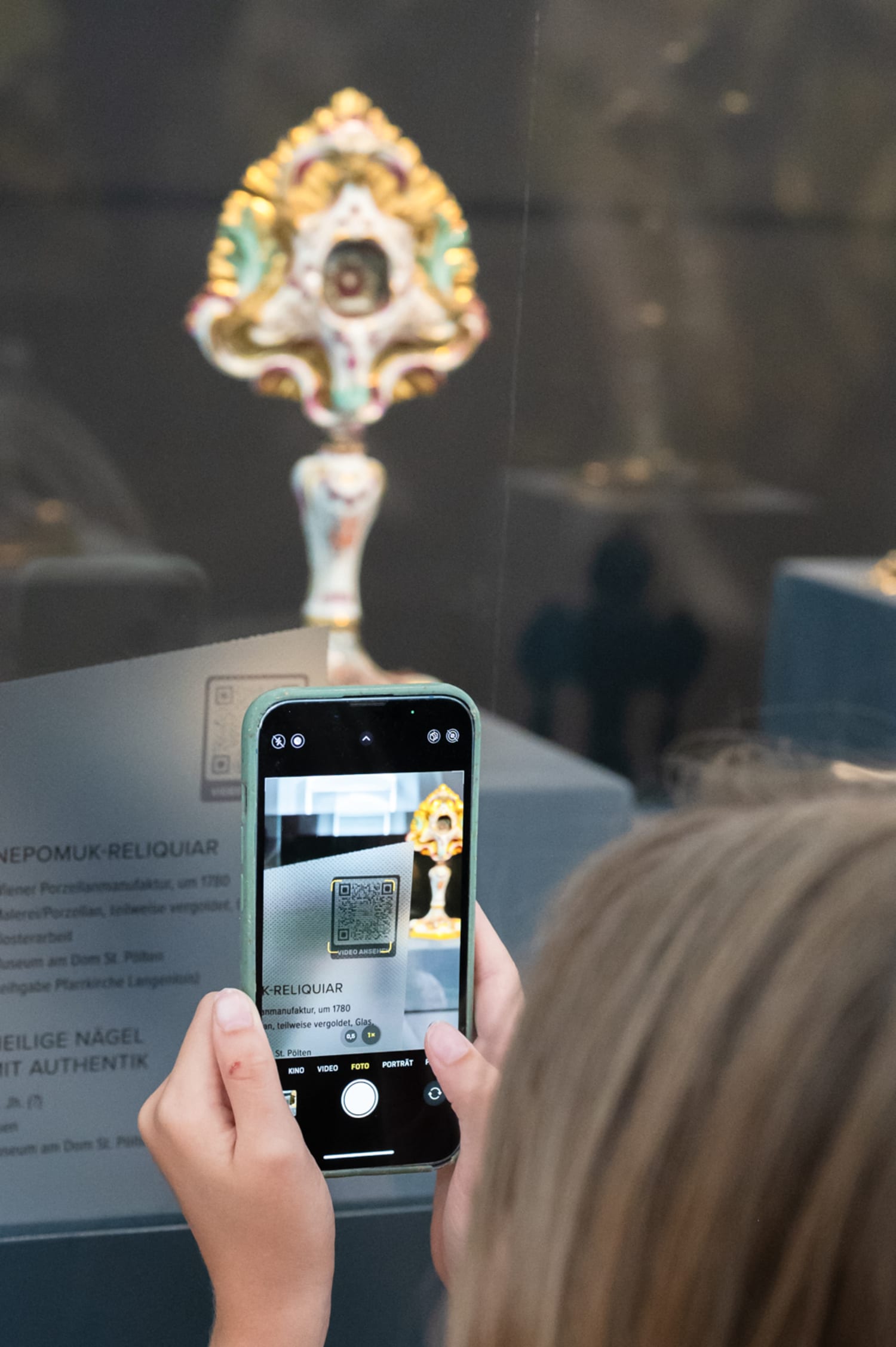 QR Code Scannen im Museum am Dom, St. Pölten