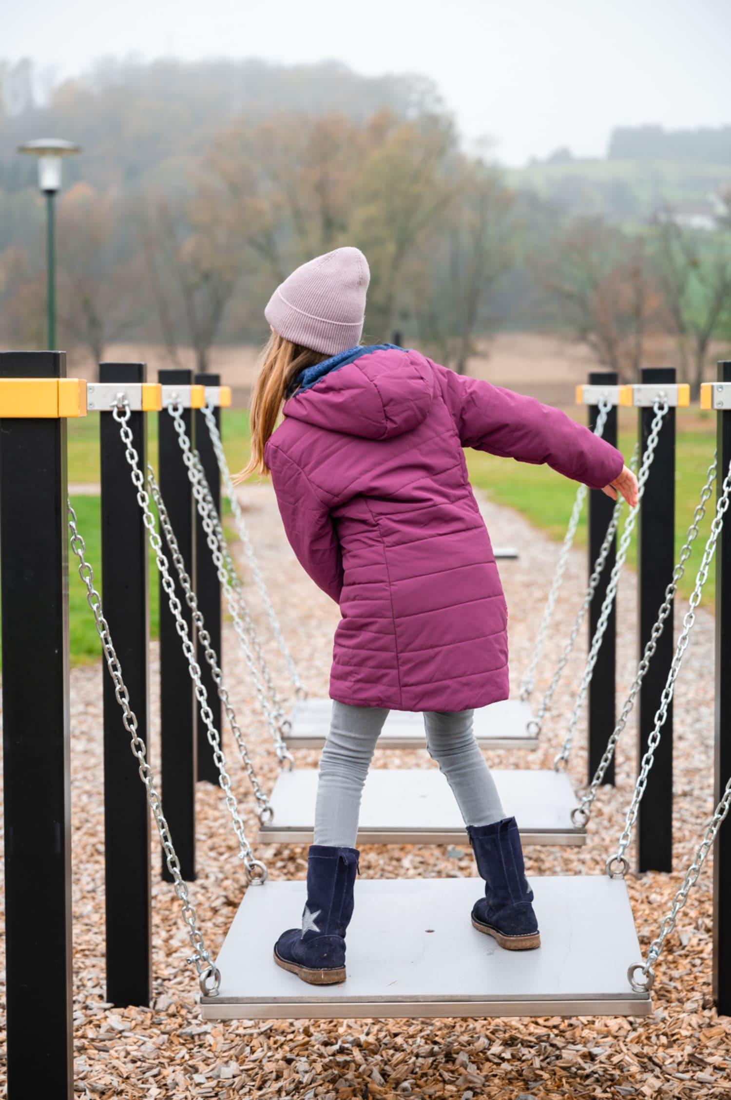 Motorikpark in Stegersbach, Kind auf Balancierstation