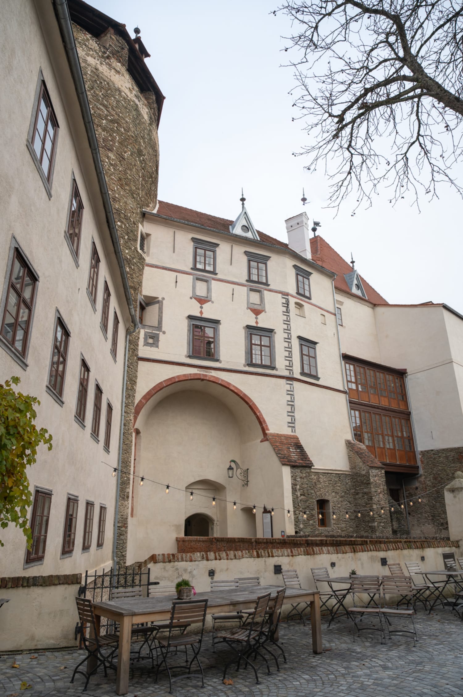 Burghof der Friedensburg Schlaining im Herbst, Südburgenland