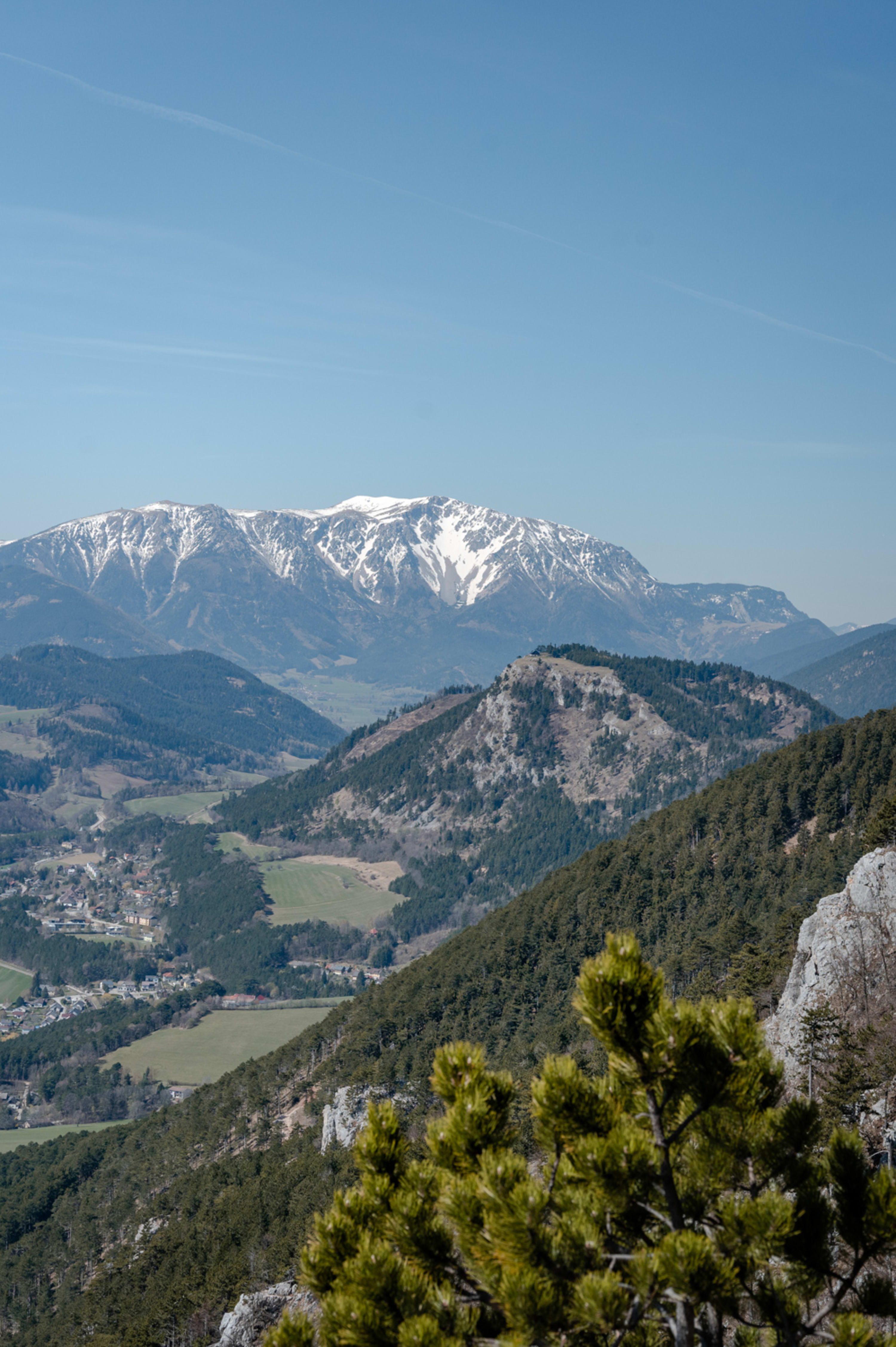 Ausblick vom Kreuz auf den Schneeberg und das Gelände.