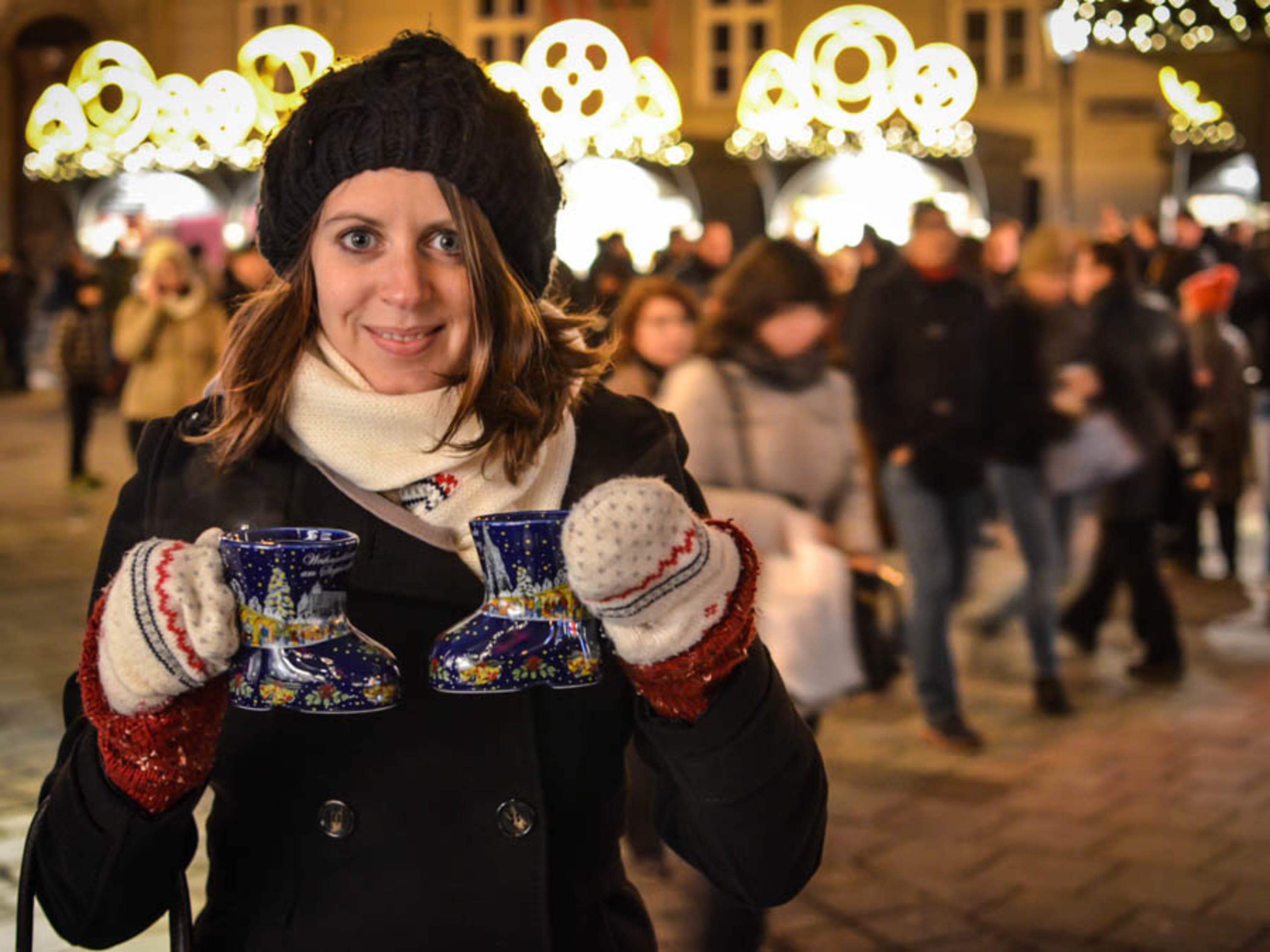 Christkindlmarkt am Stephansplatz Wien, Frau mit Punschhäferl