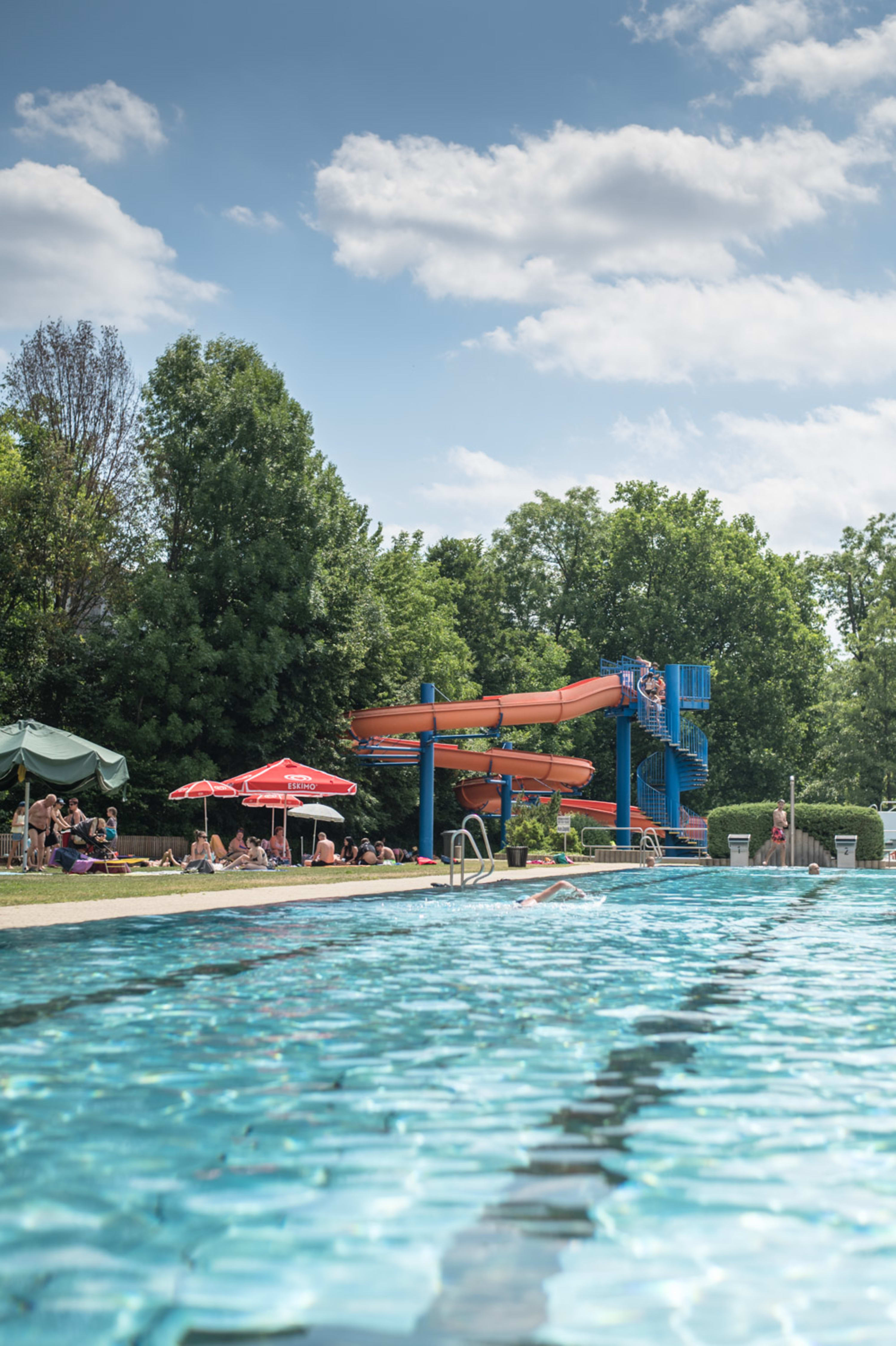 Blub Ternitz Rutsche und Sportbecken im Blub Erlebnisbad Ternitz