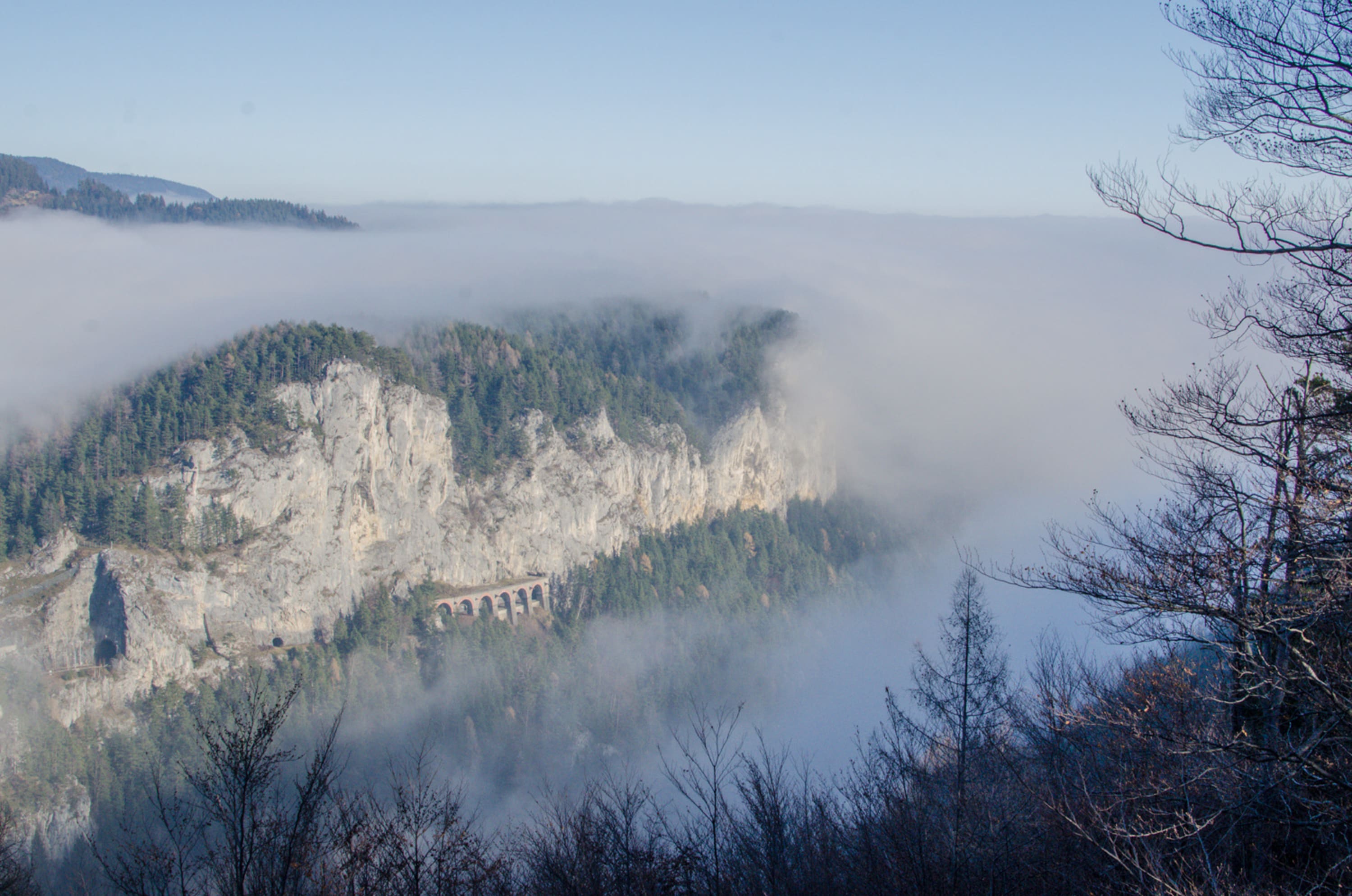 Nebel am Bahnwanderweg, Blick zur Weinzettlwand von der Aussichtswarte am Doppelreiterkogel