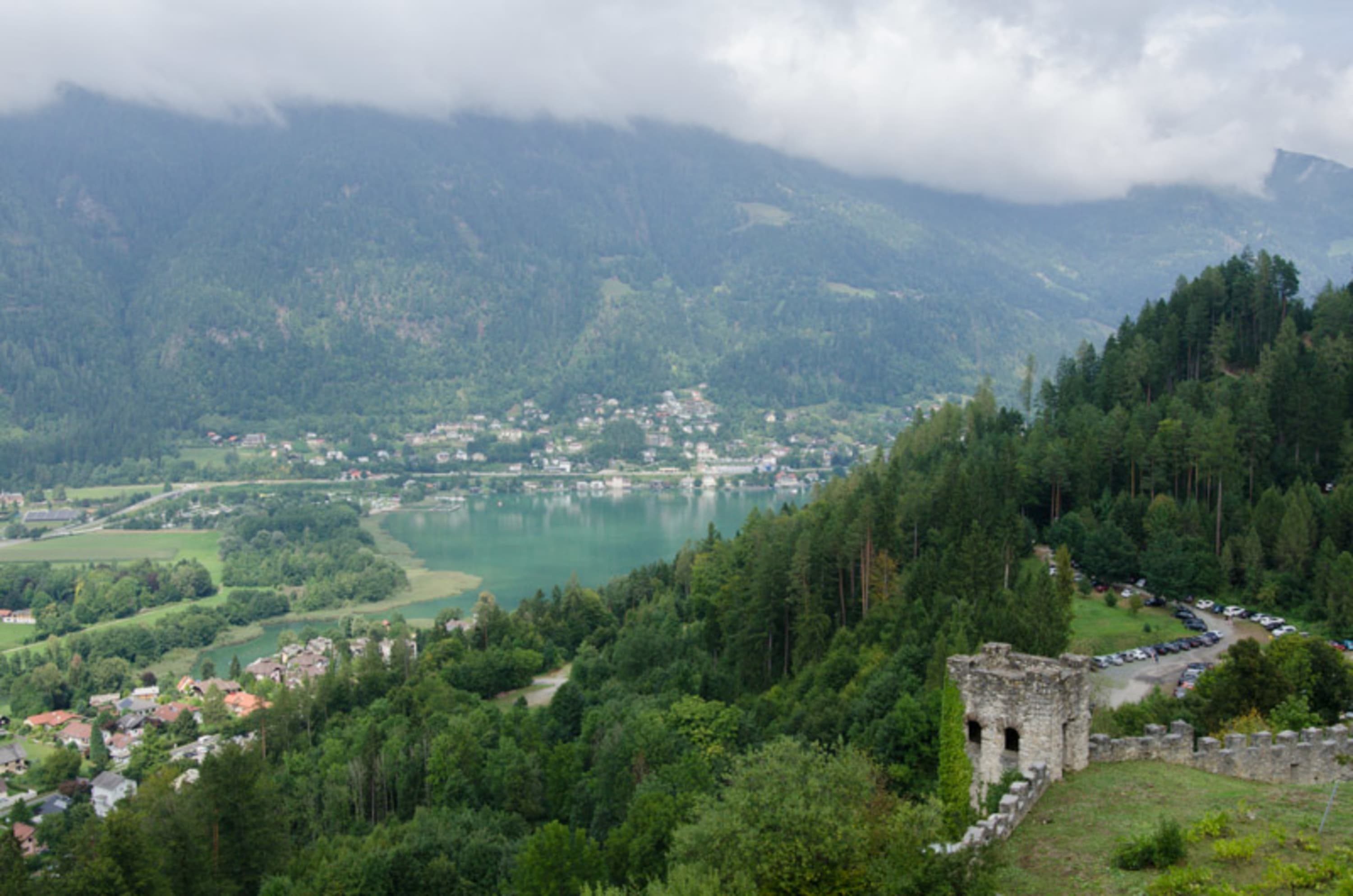Ruine Landskron mit Blick auf den Ossiacher See