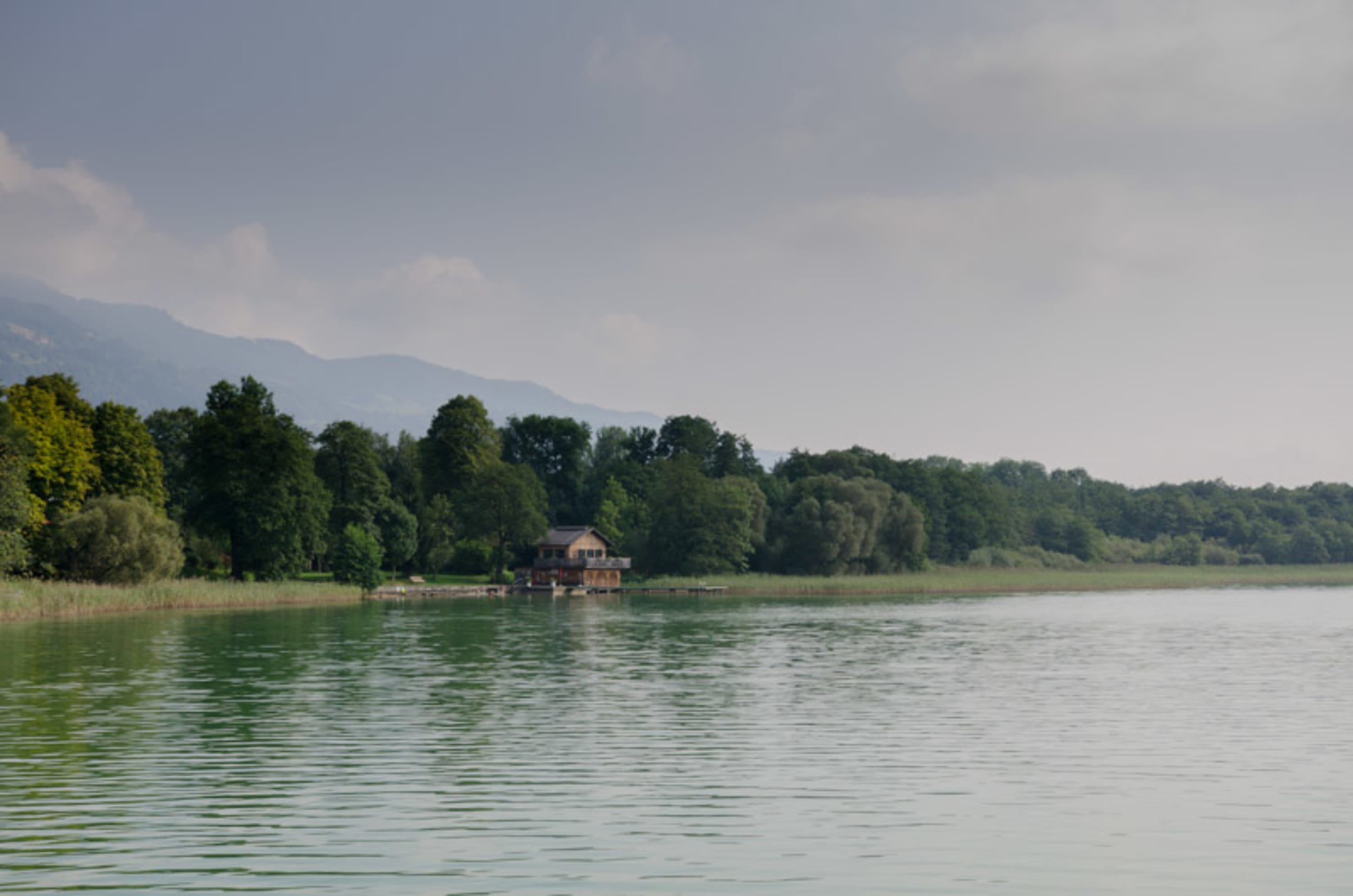 Blick vom Schiff am Ossiacher See zum Ufer