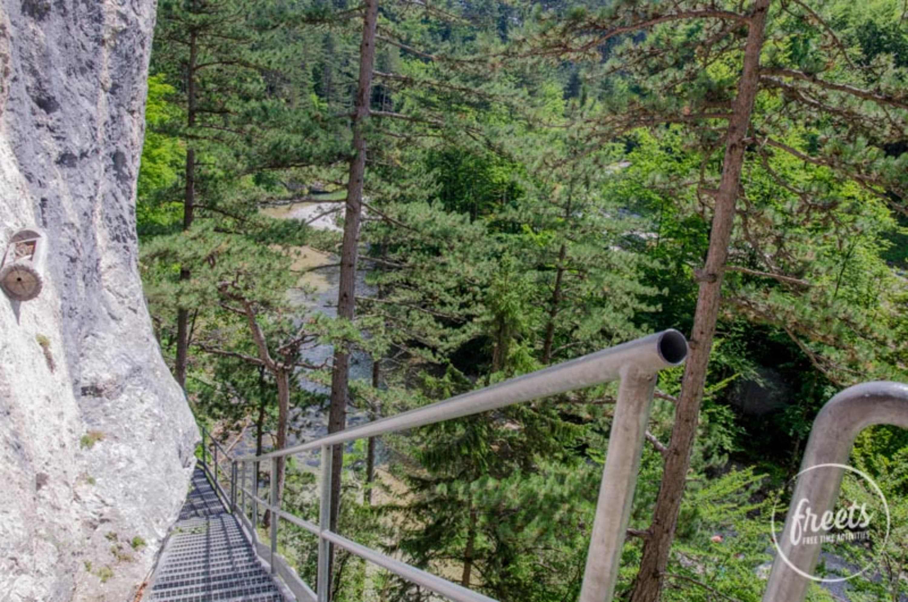 Auf und ab, oder hoch und tief, geht es am 1. Wiener Wasserleitungsweg. Einmal hin zum kühlen Wasser, einmal der Sonne entgegen. Meist auf Waldwegen, manchmal auf Stegen oder Treppen.