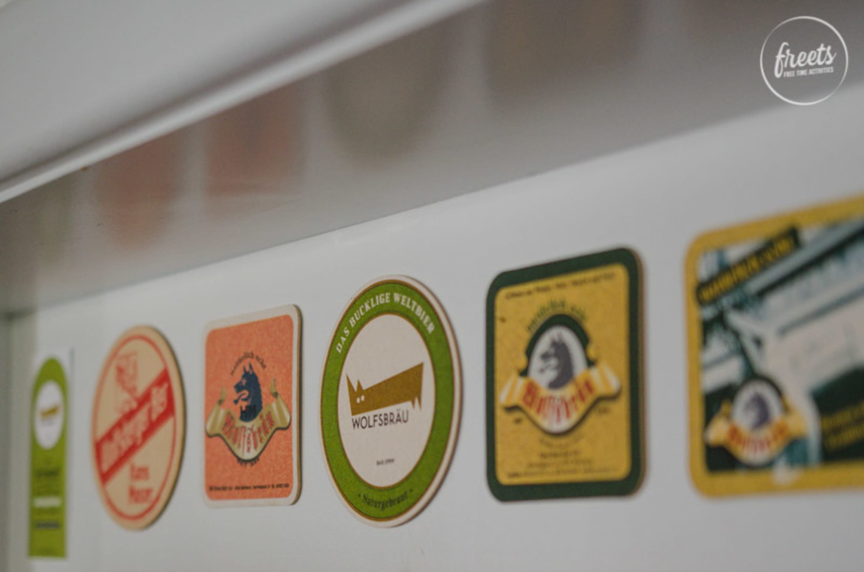 Bierdeckeln in der Privatbrauerei Wolfsbräu