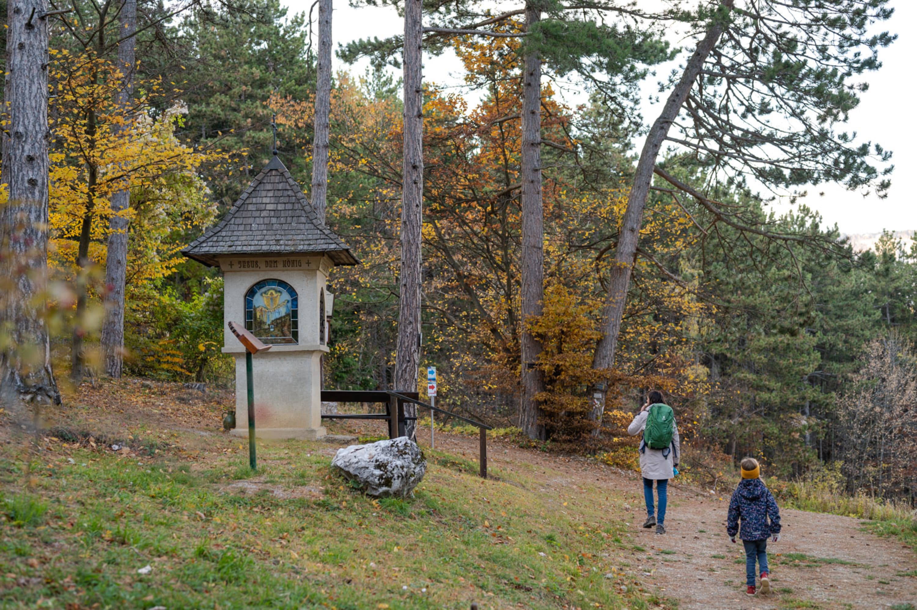 Rundweg Zweier Wald im Herbst, Wanderer Frau mit Kind bei Marterl
