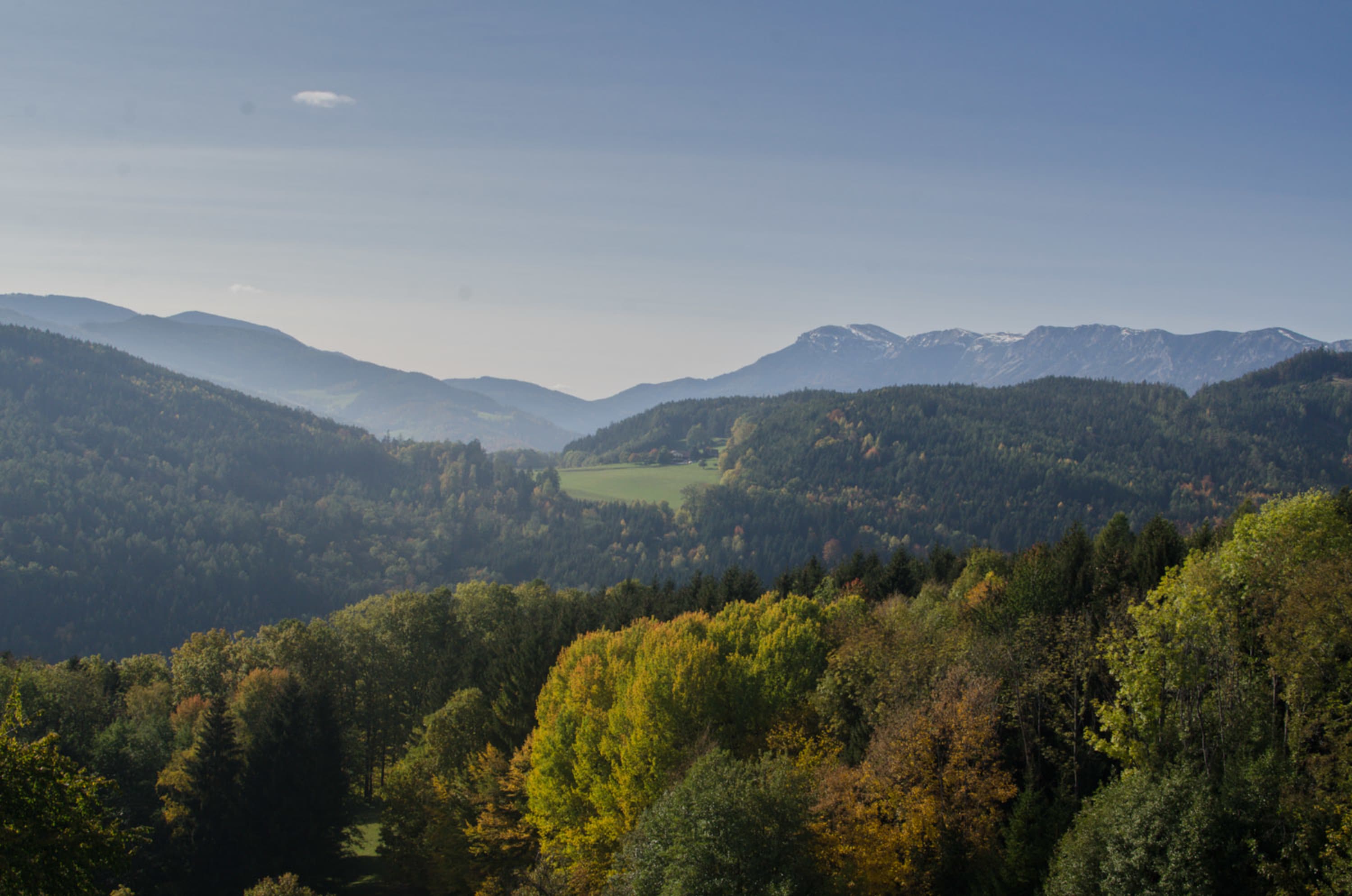 Blick auf die Rax vom Rundweg auf der Wiese in Prigglitz, Herbst