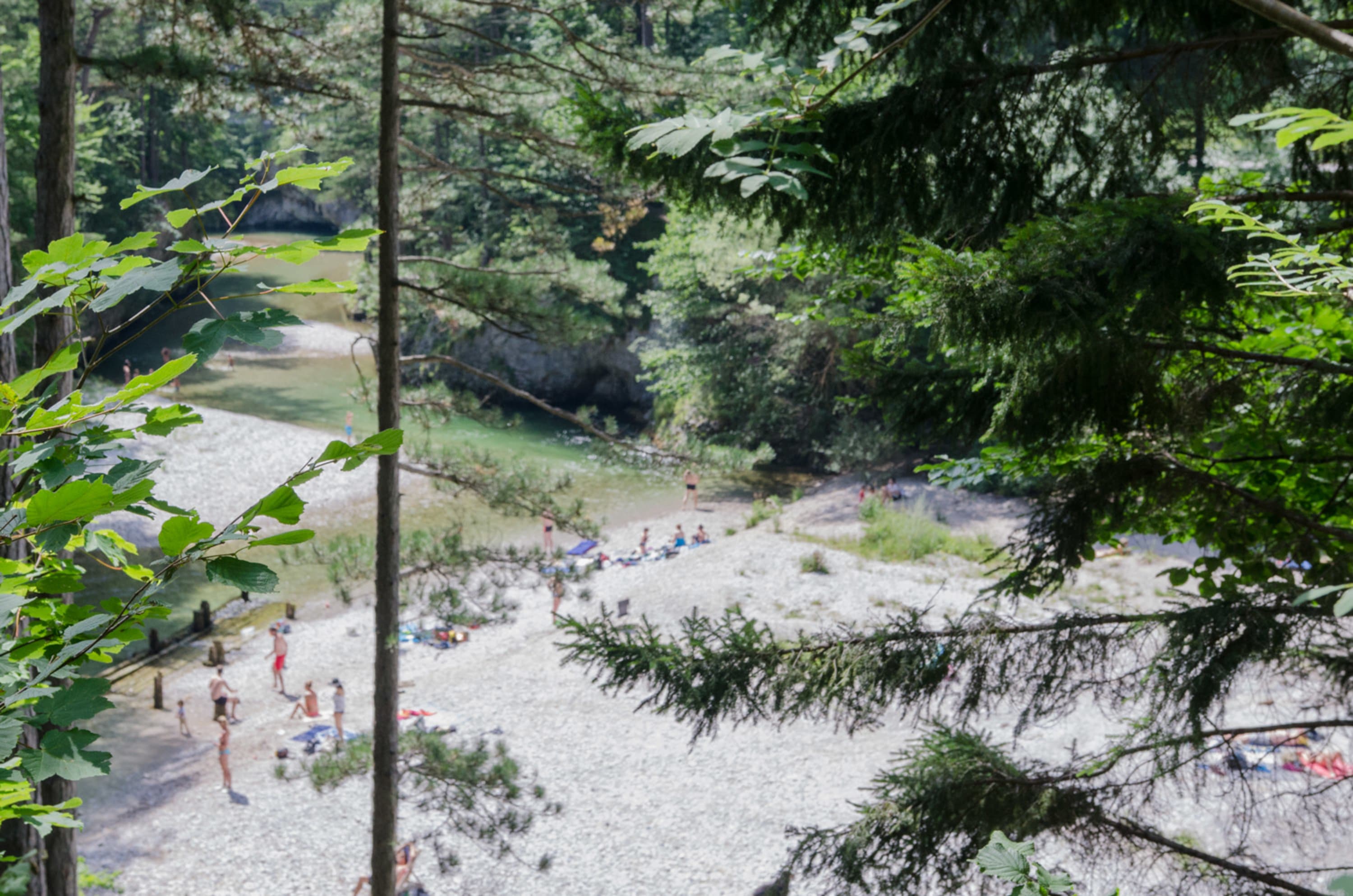 Blick auf badende Menschen am Fluss, Höllental