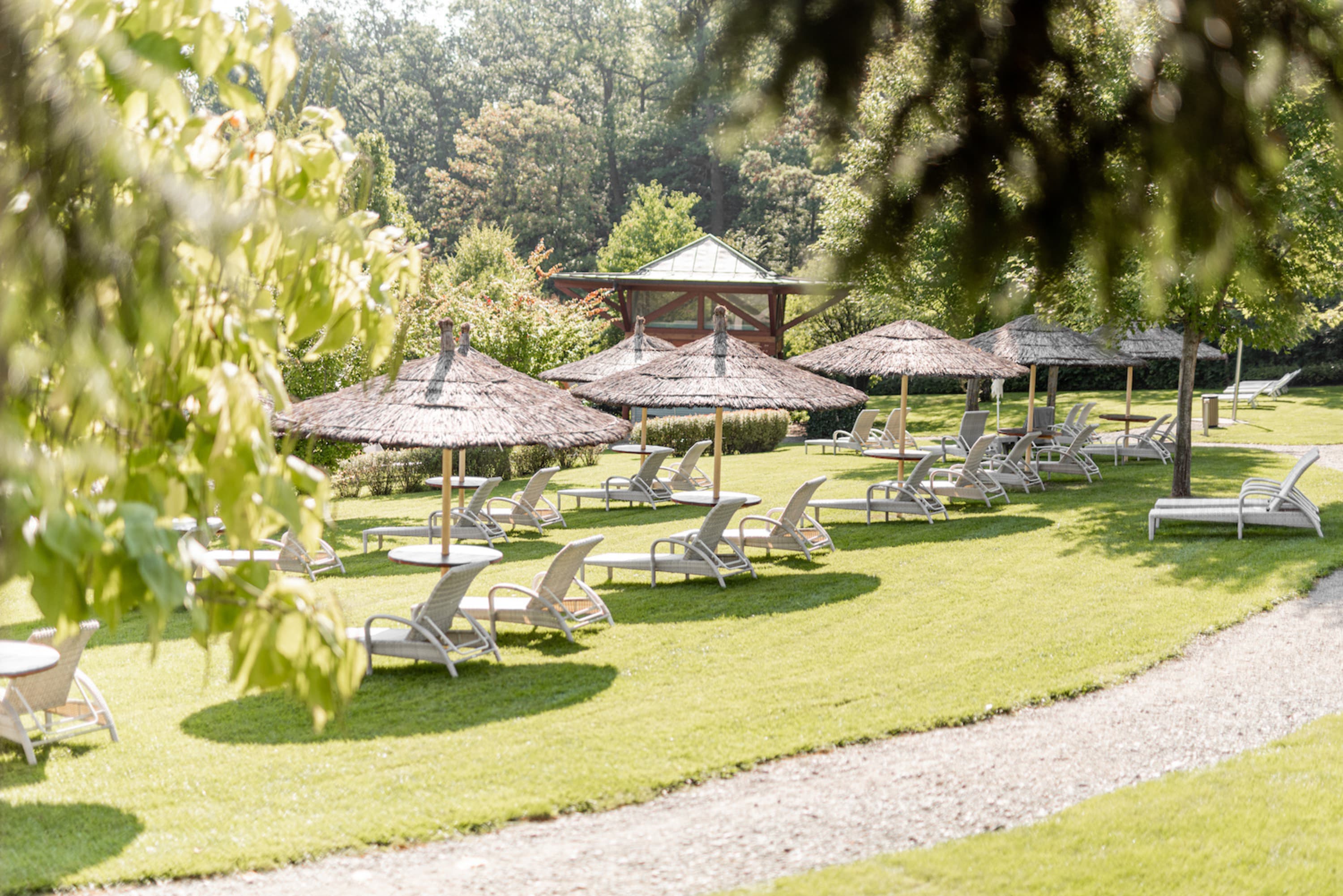 Garten mit Liegen in Bad Tatzmannsdorf