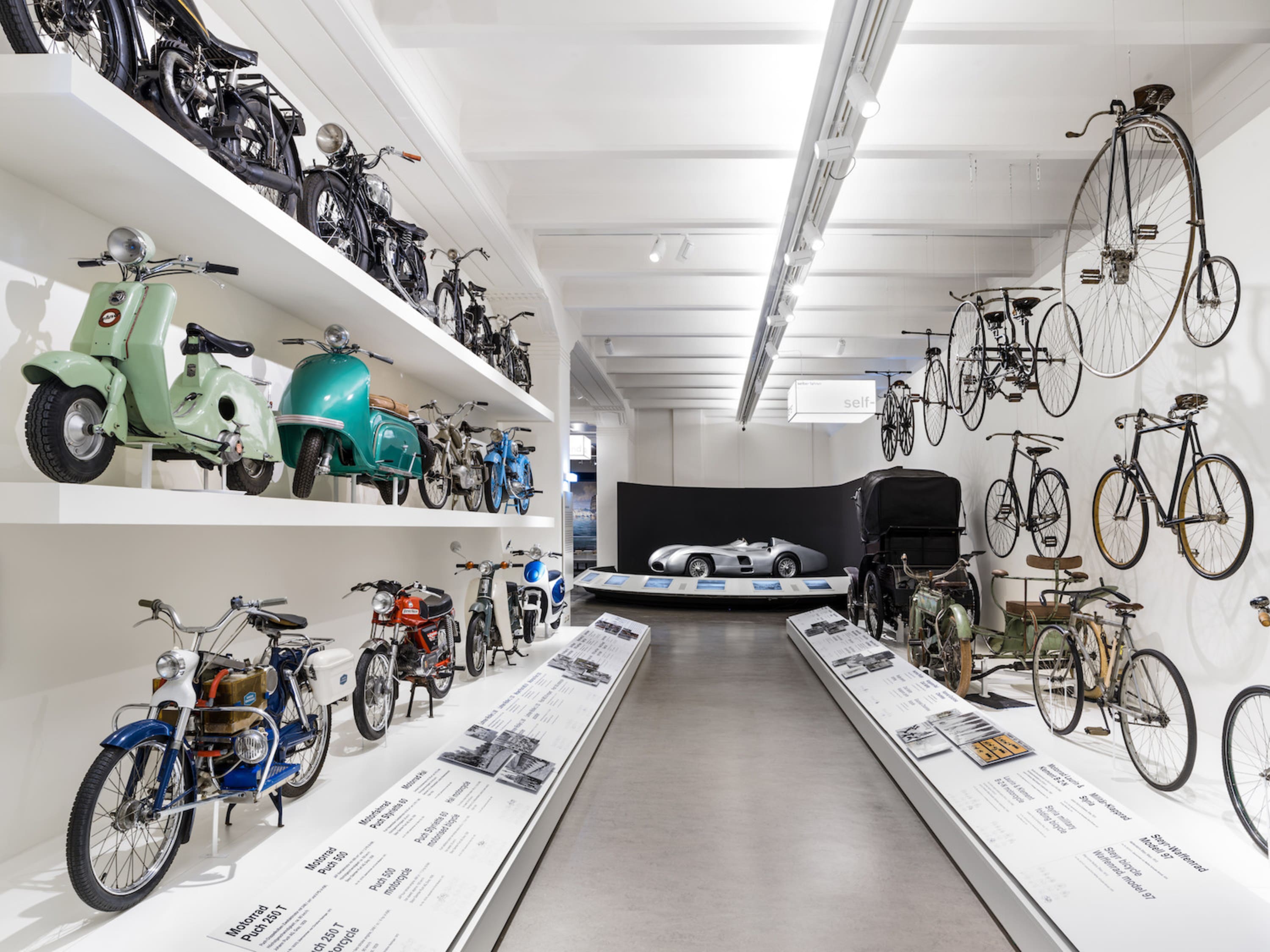 Blick in die Dauerausstellung Mobilität mit Exponaten aus der Verkehrsgeschichte