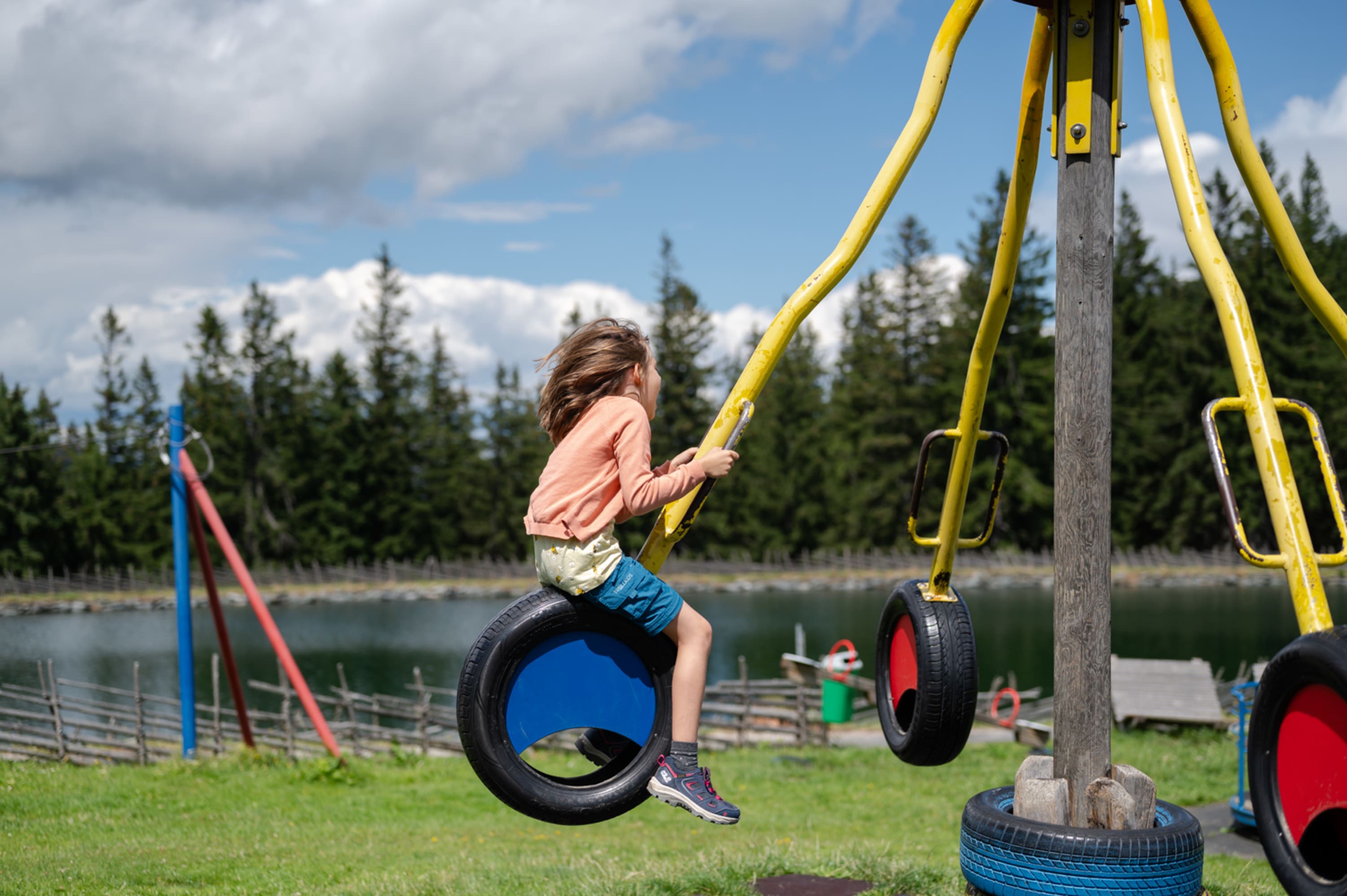 Kind am Spielplatz am Schaukelweg Mönichkirchen