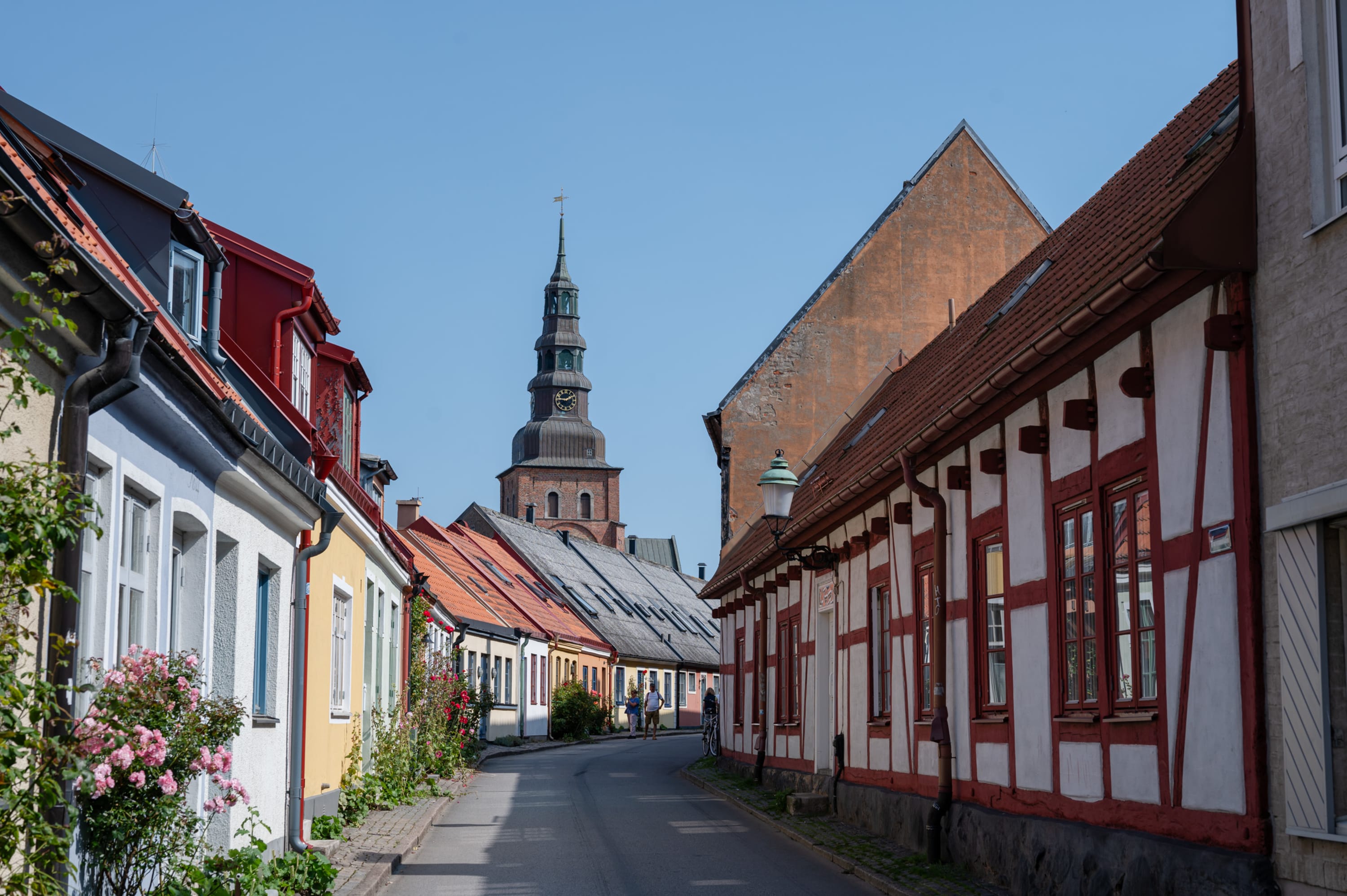 Ystad, Straße mit Fachwerkhäusern und Marienkirche, Südschweden, Skane