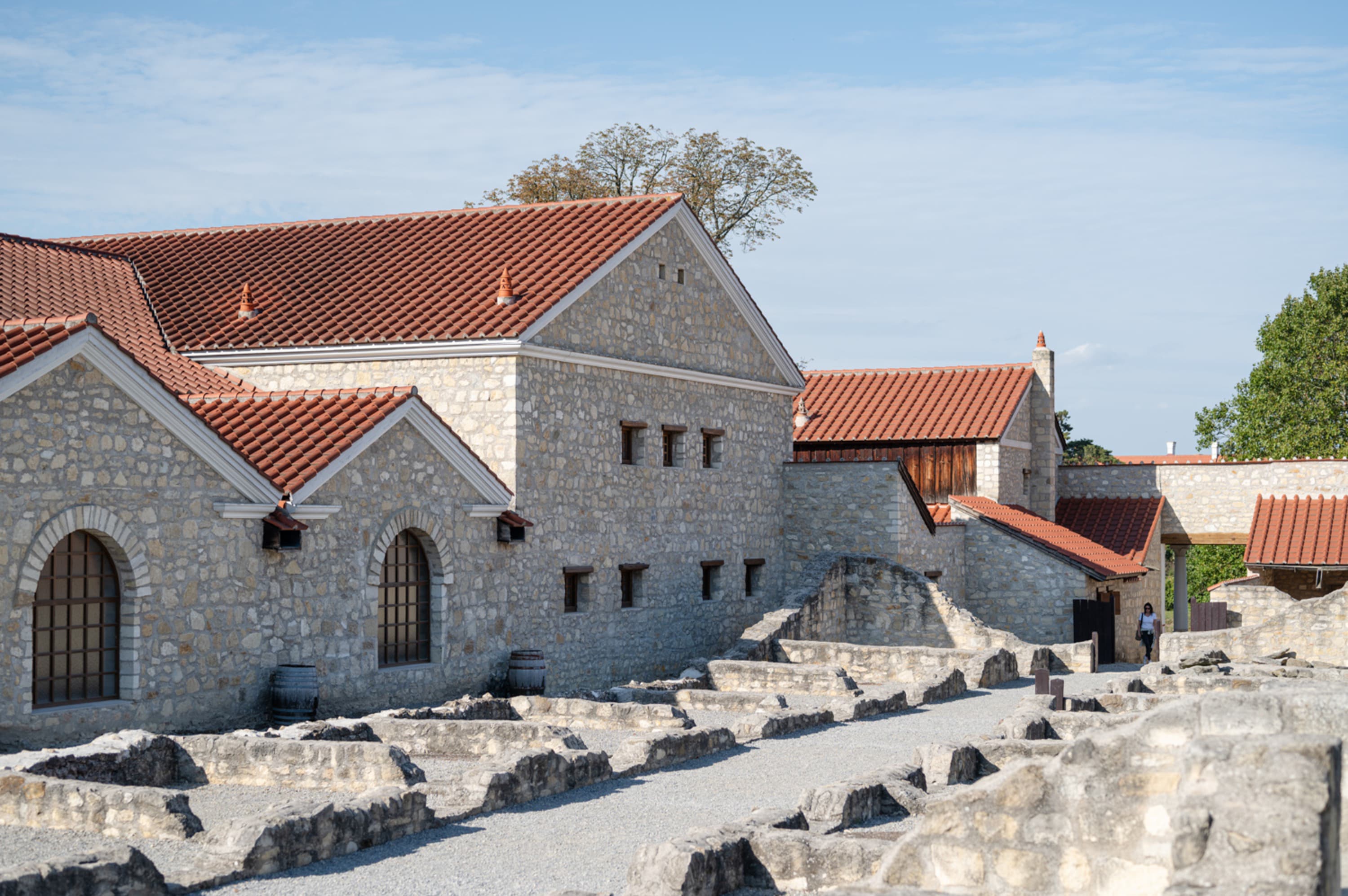 Carnuntum Römerstadt, Haus Römerstadt Carnuntum, rekonstruiertes Haus und Grabungsreste bei der Herberge