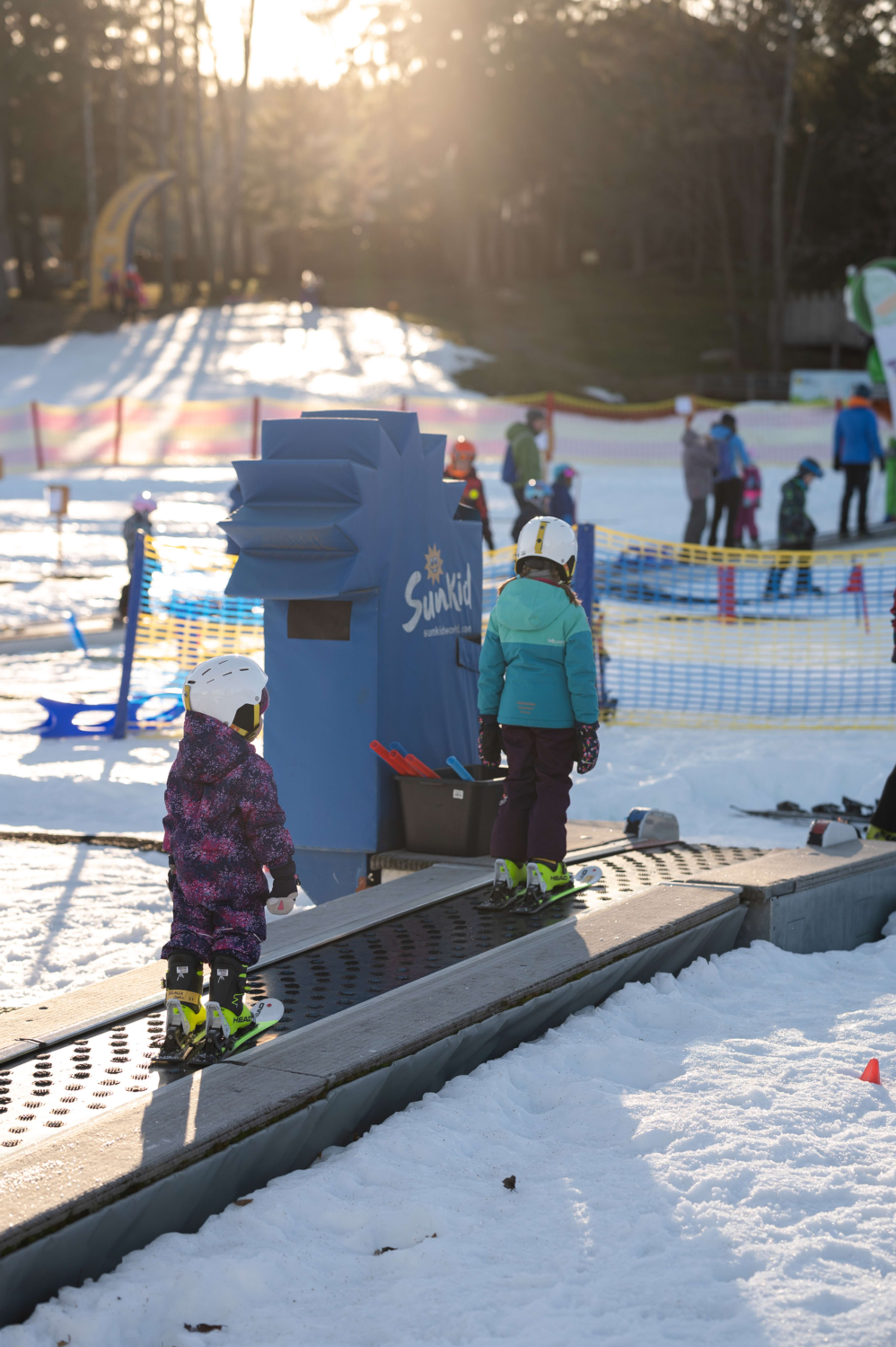 Skifahren mit Kindern im Wintererlebnisland in der Wexl Arena
