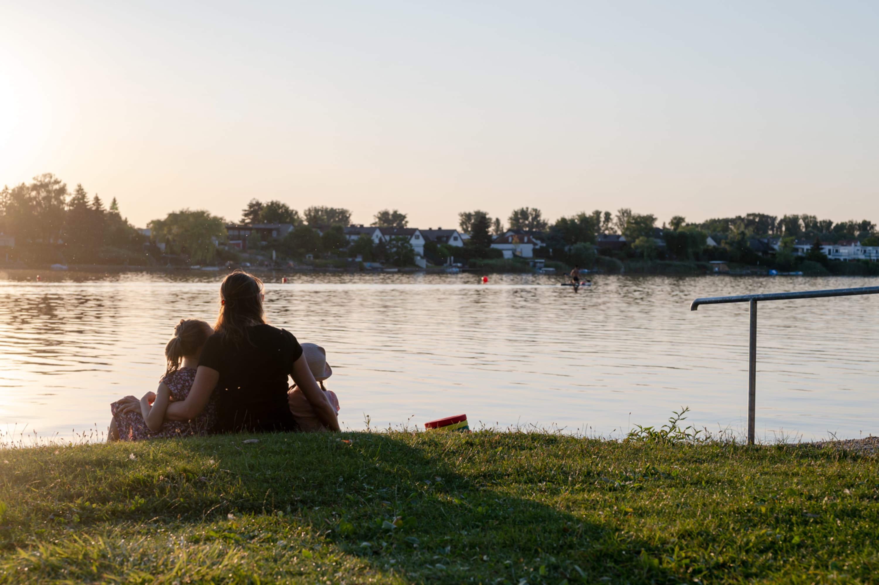 Familie am Ufer des Neufelder Sees