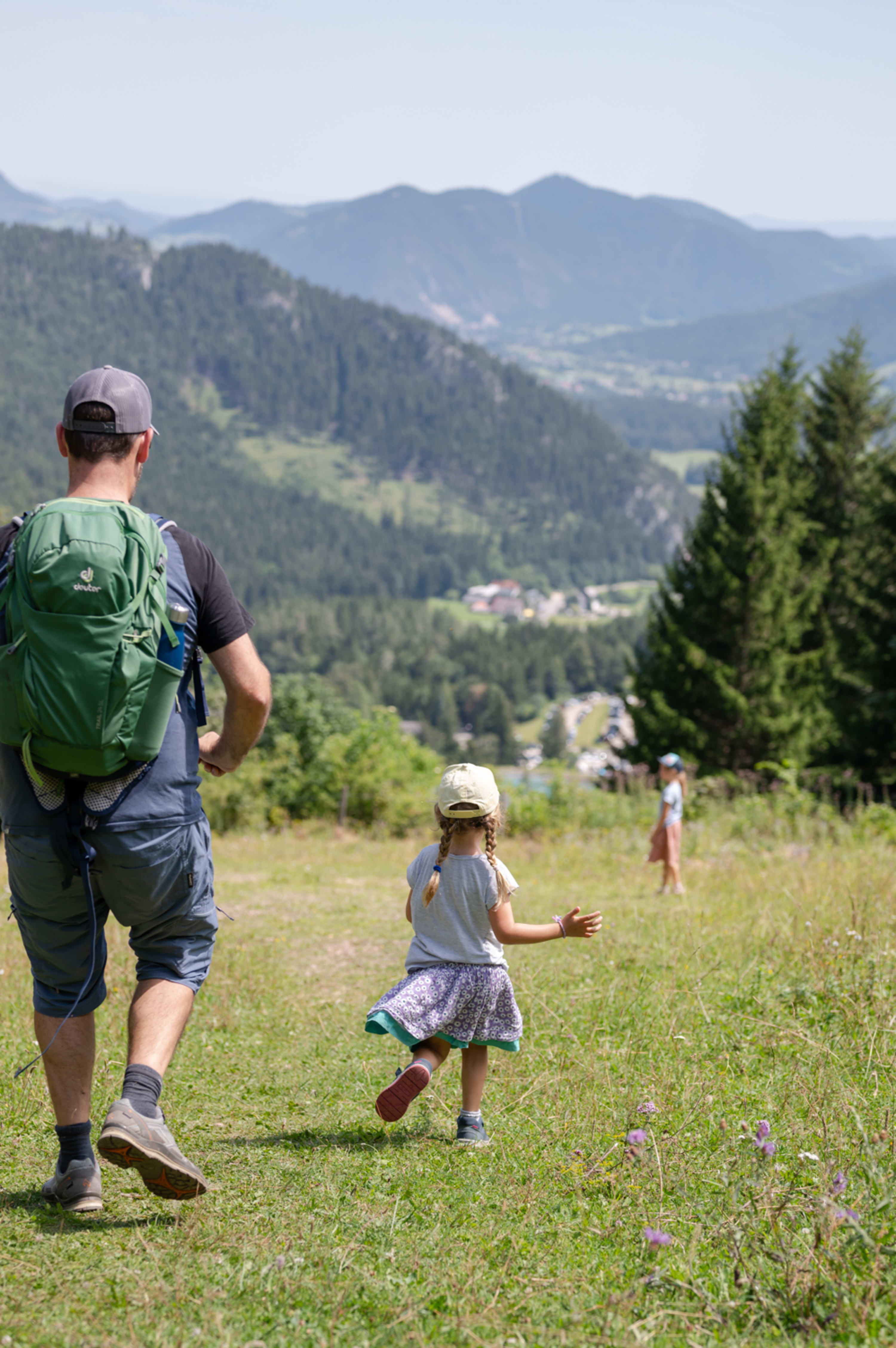 Familie beim Wandern am Schneeberg, kurz vor Losenheim