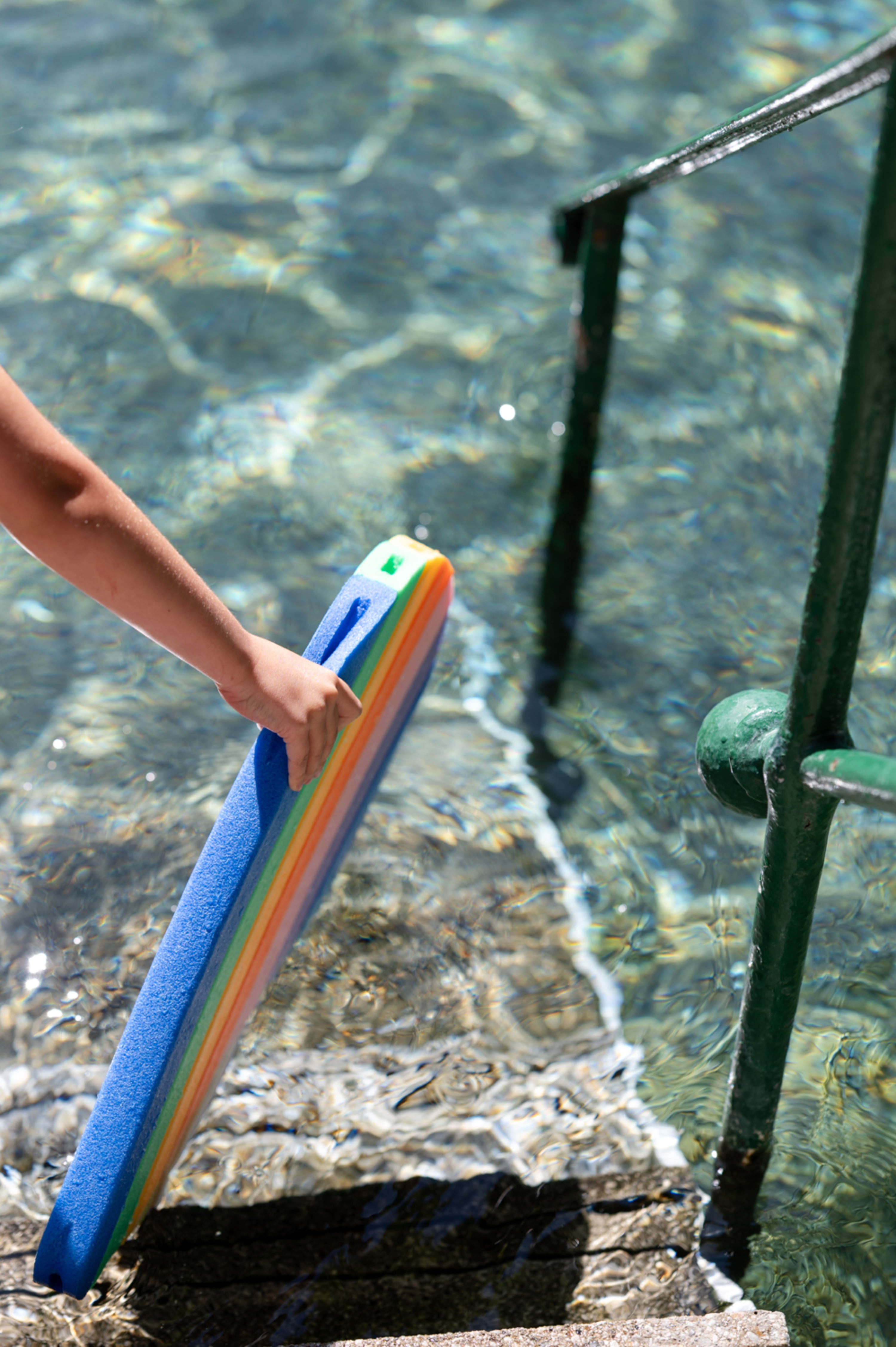 Schwimmbrett im Wasserbecken bei Bad Fischau