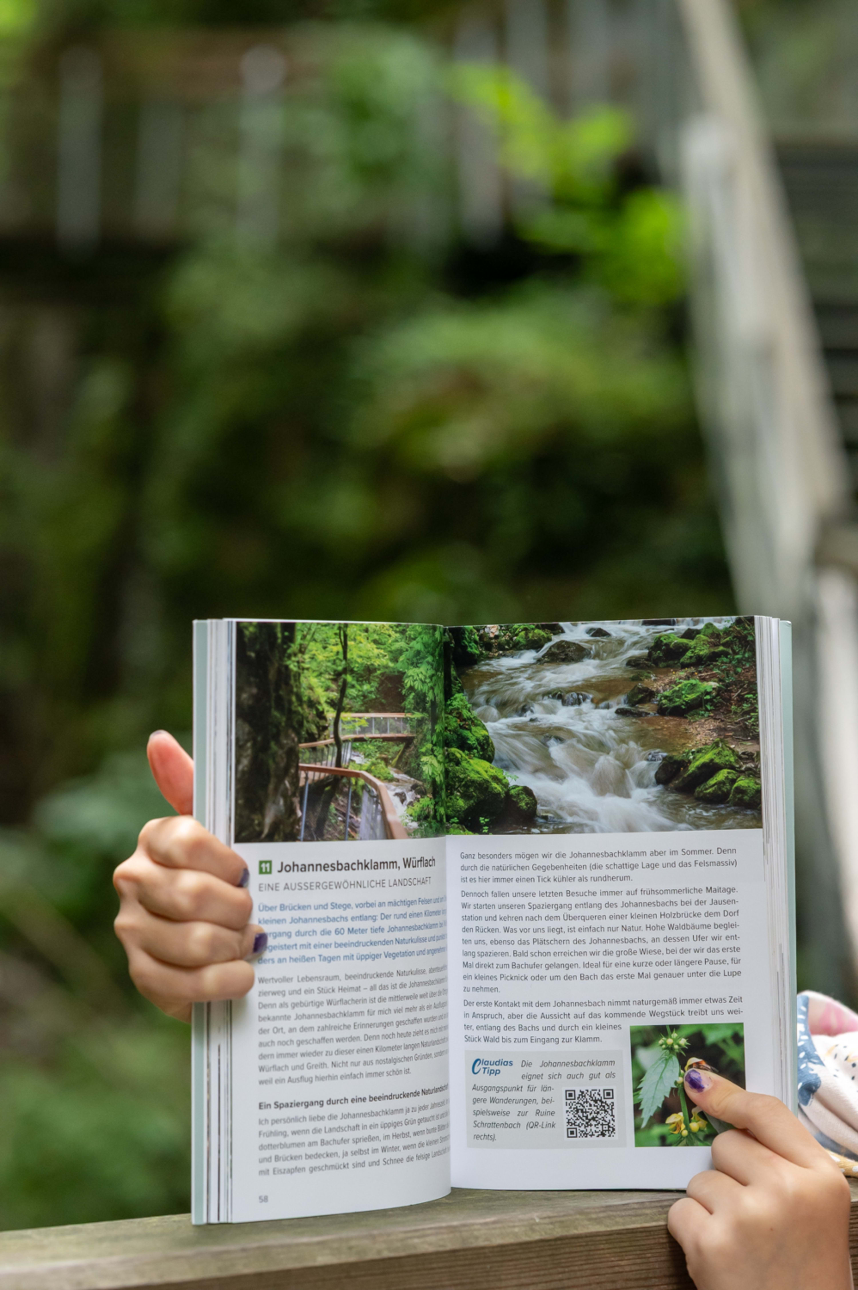 Kind hält Buch Niederösterreich mit Kindern vor der Johannesbachklamm in Würflach